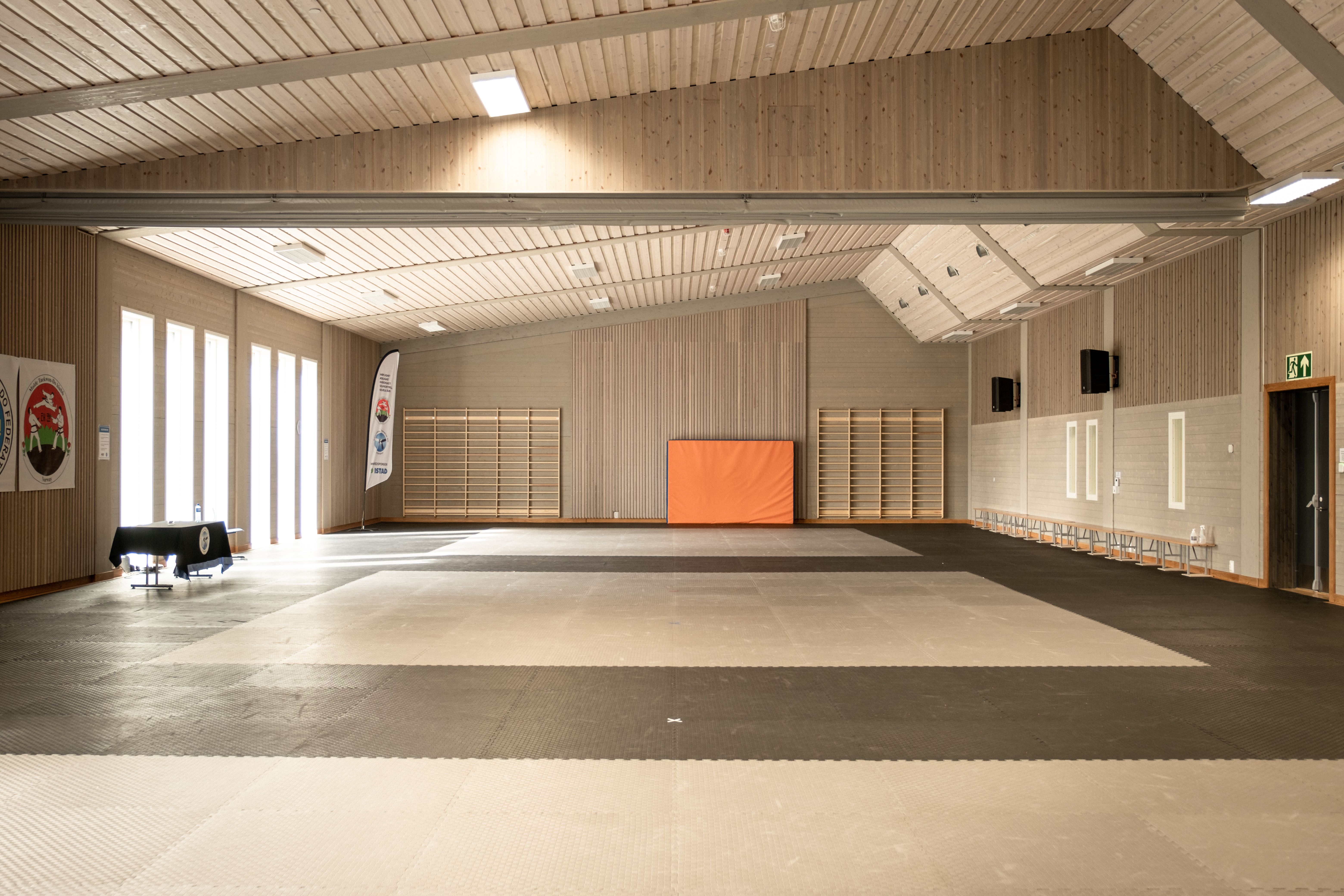 Viser en tom sal som brukes til idrett. 