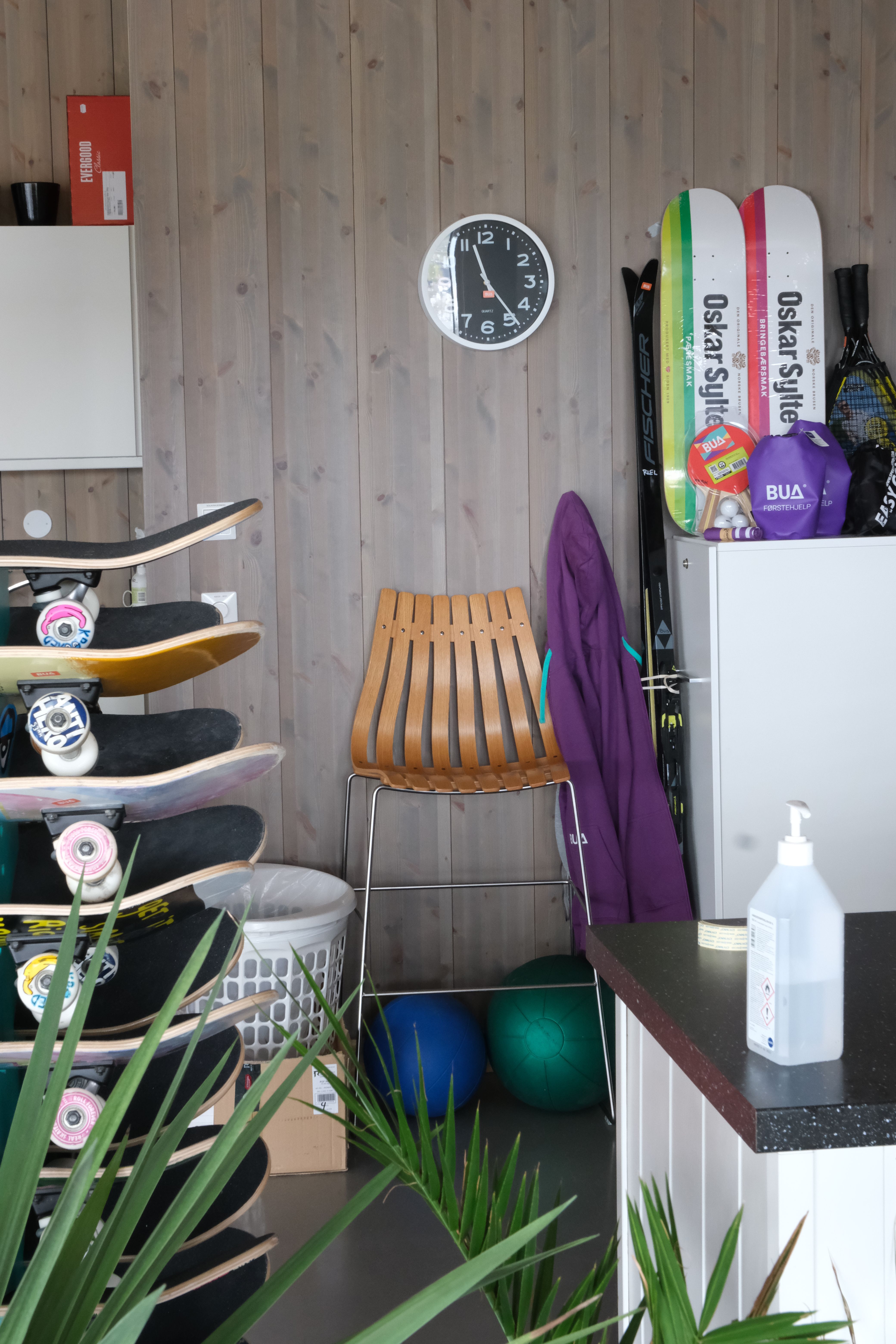 En stol blant mye sportsutstyr. 