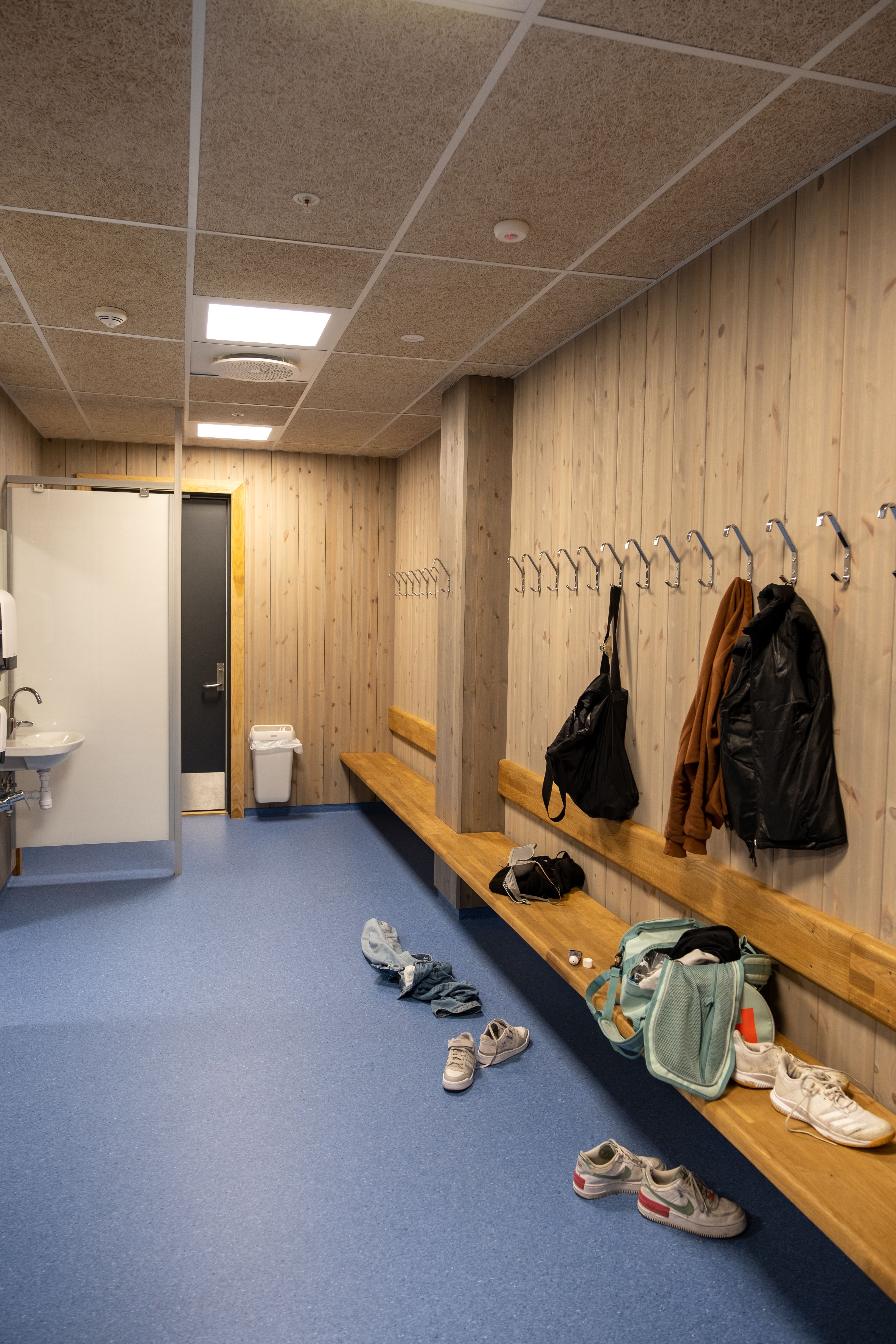 Klær og sko i en garderobe. 