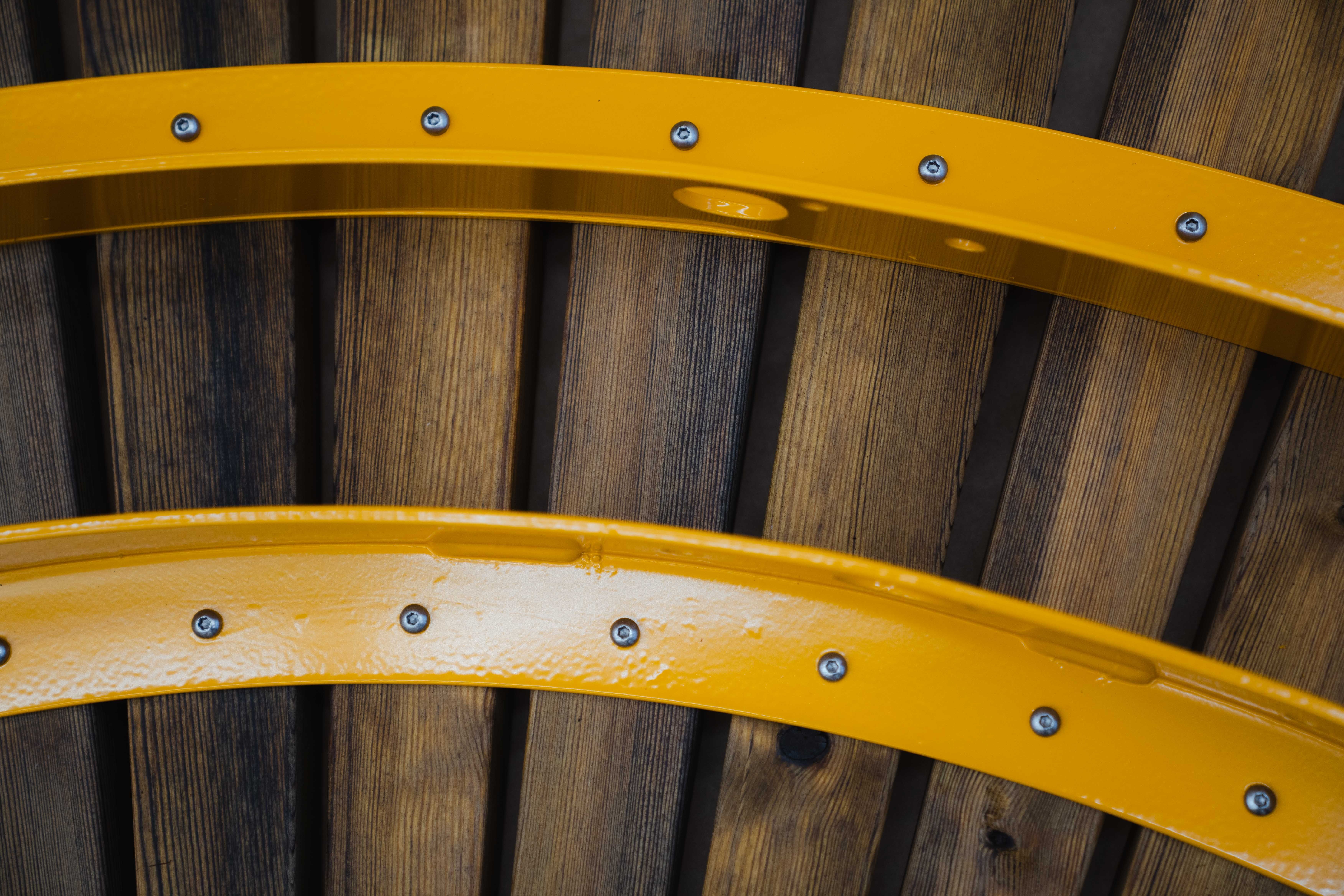 Undersiden av en benk