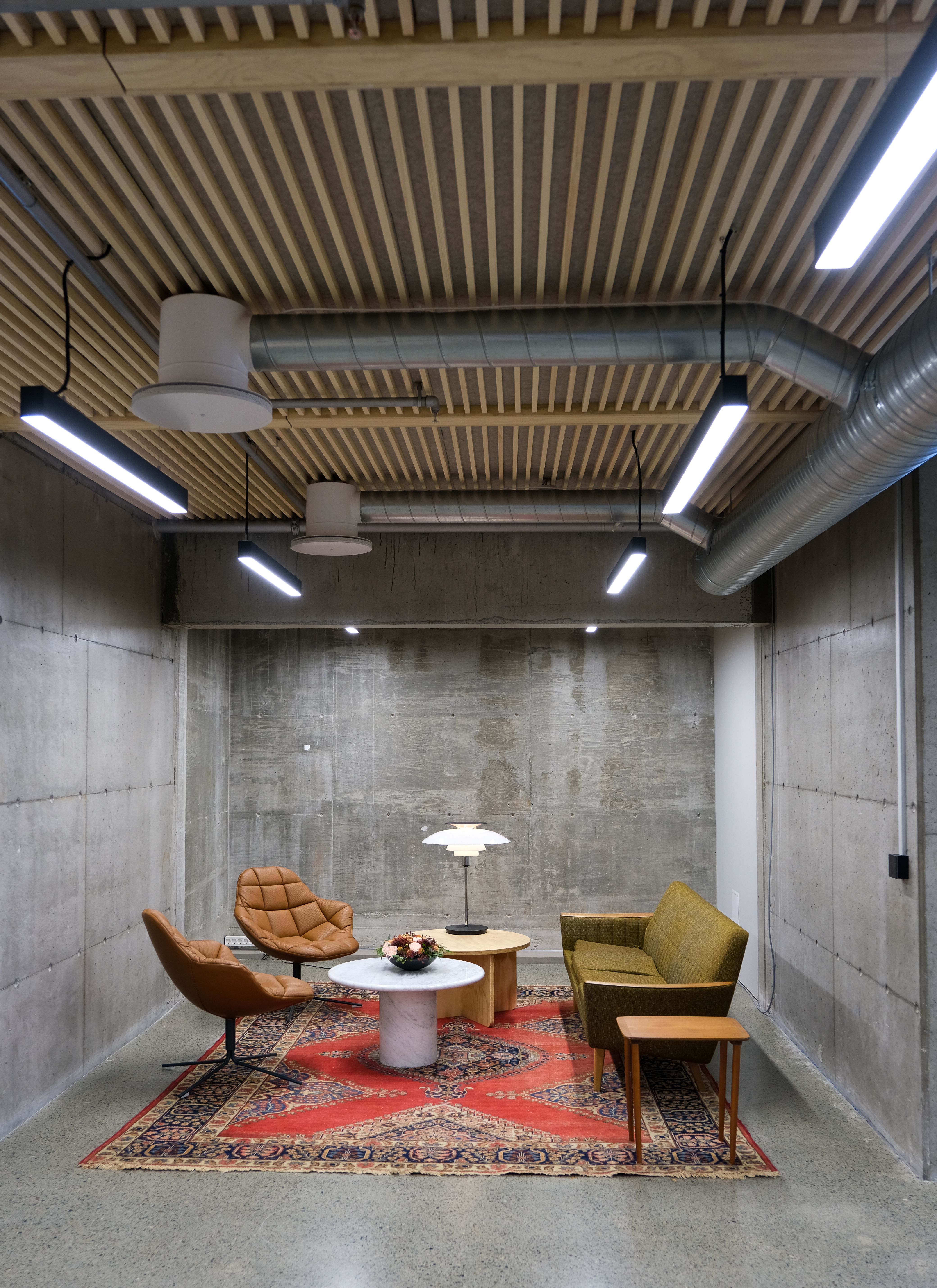 Fellesområdene. I taket er spilene av furu synlige. 