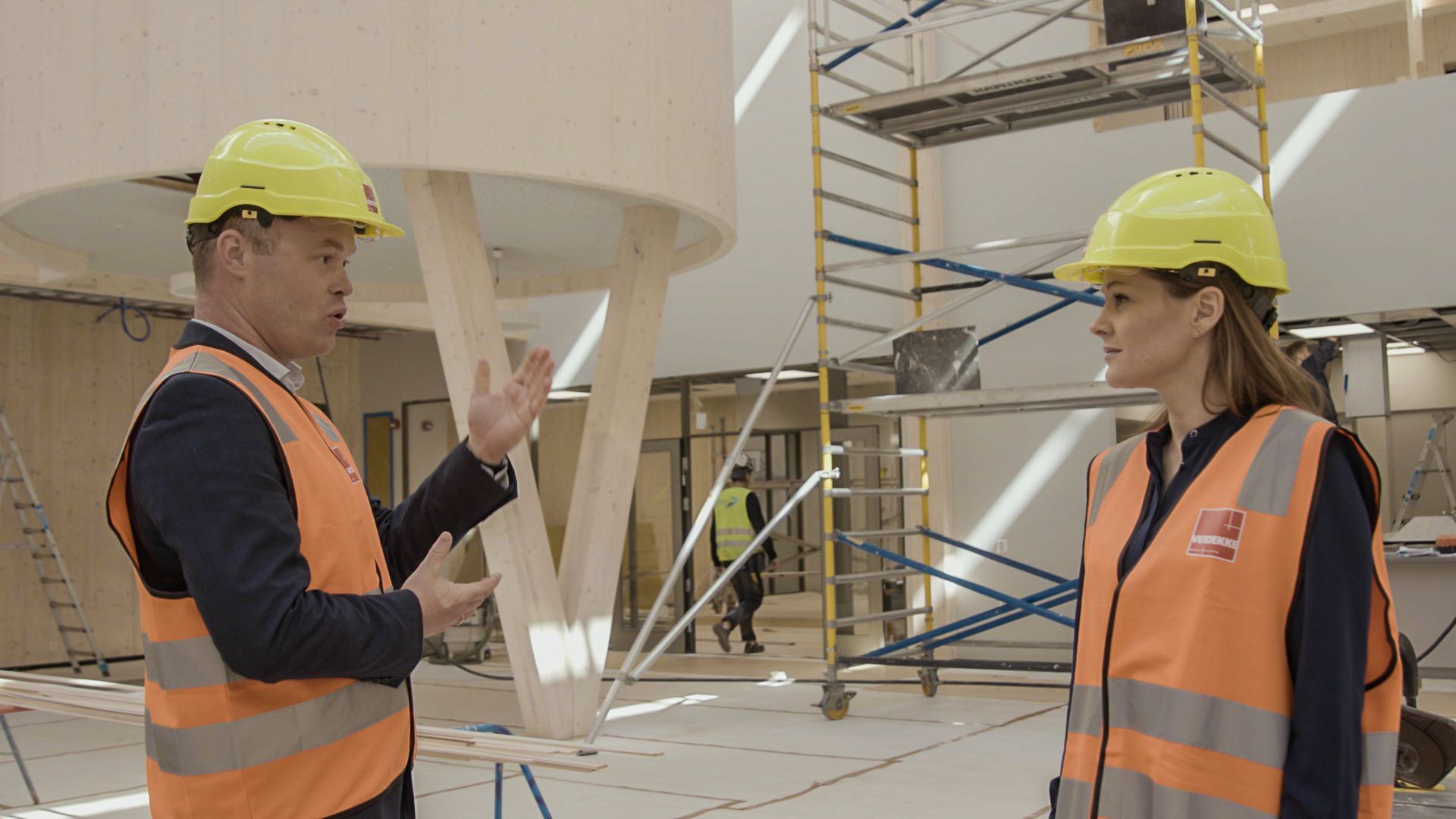 To personer snakker sammen. 