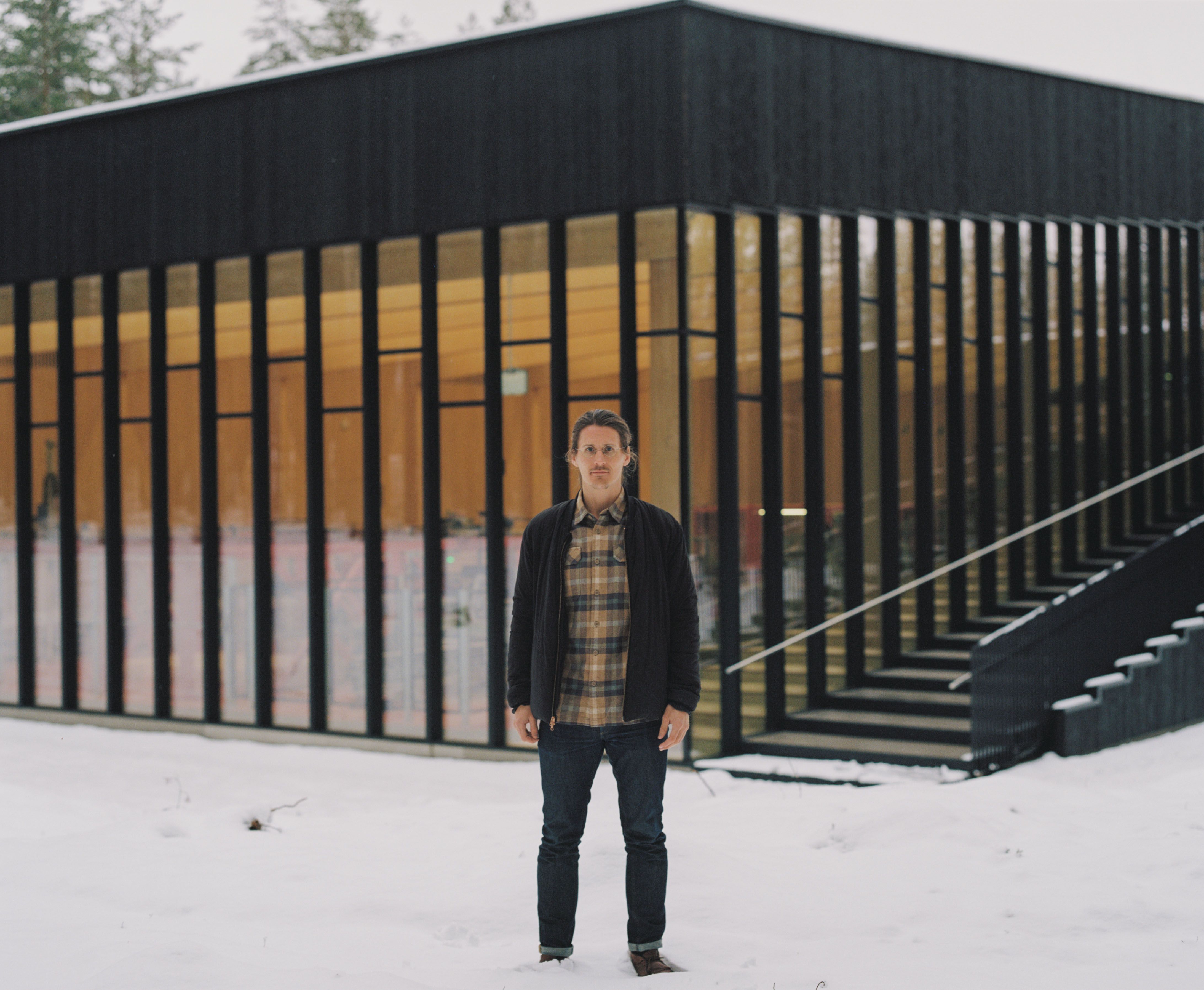 Øyvind Bjørnstad jobber som leder for strategi og bærekraft i Vestre. Her står han ute foran fabrikken. 