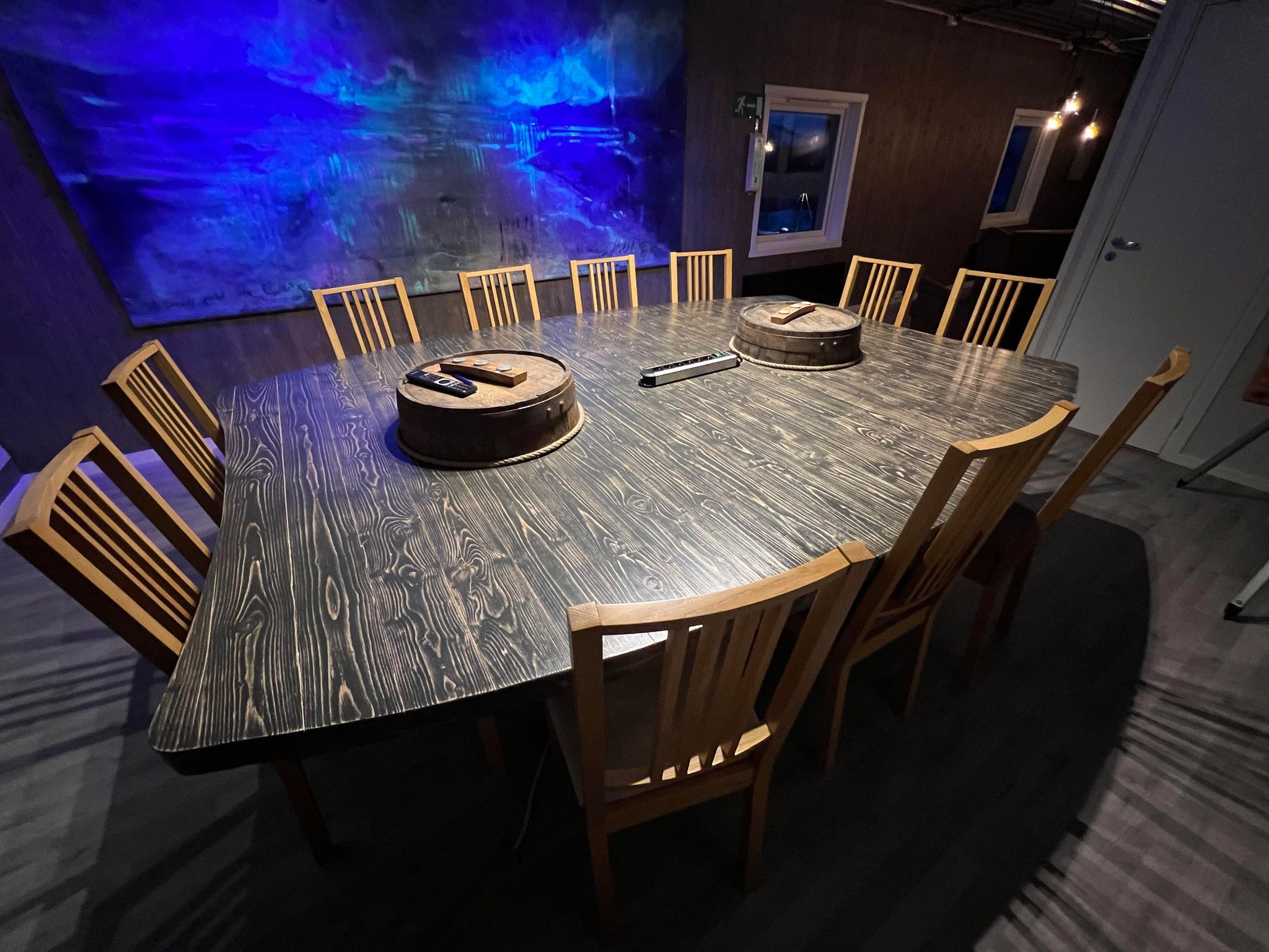 Bord laget av avkapp fra bygningskroppen. 