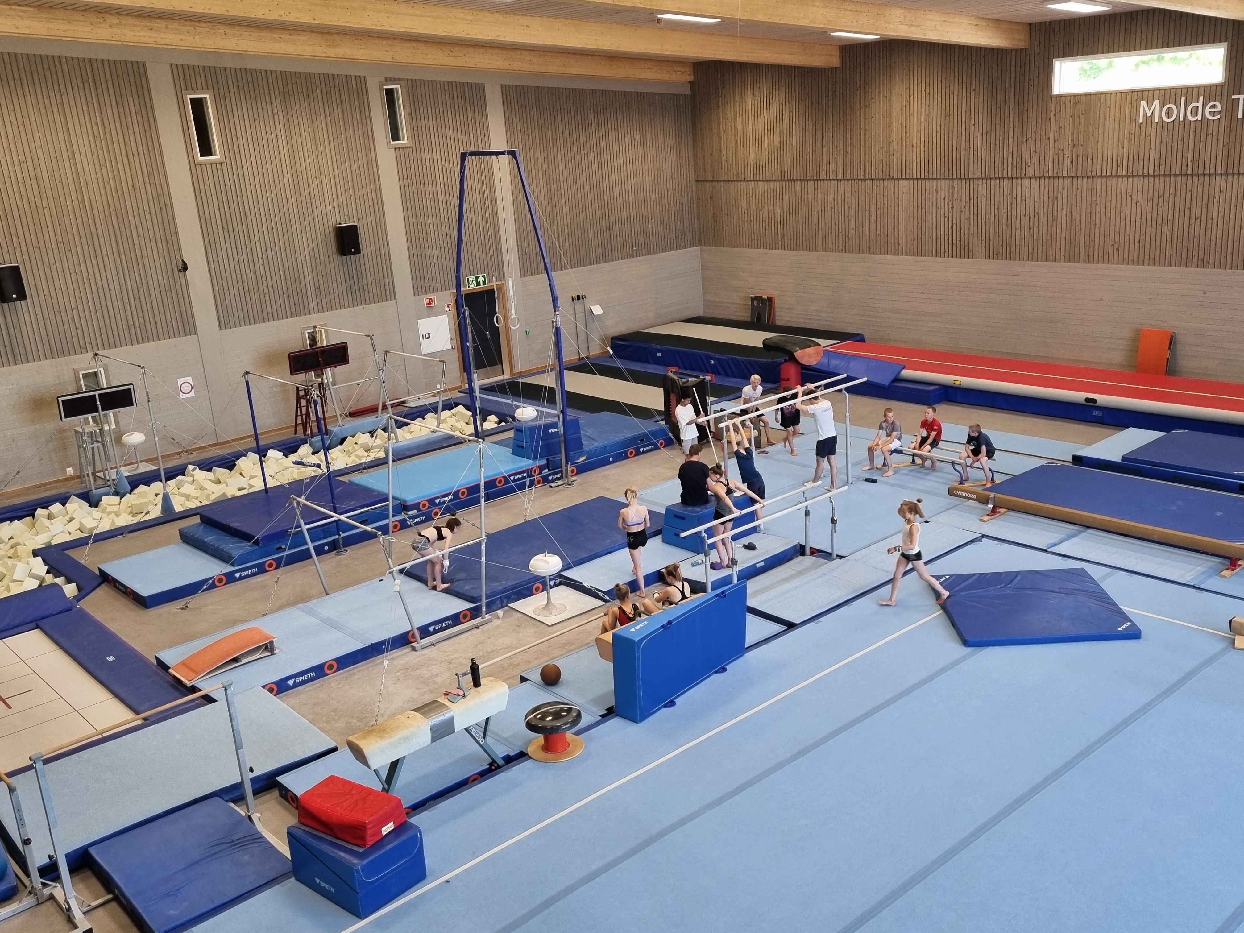 Turnere i aktivitet inni turnhallen i Molde.