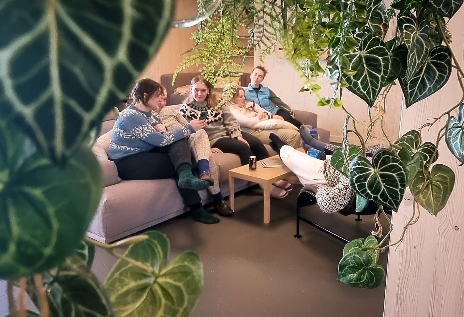 Elever koser seg inne 