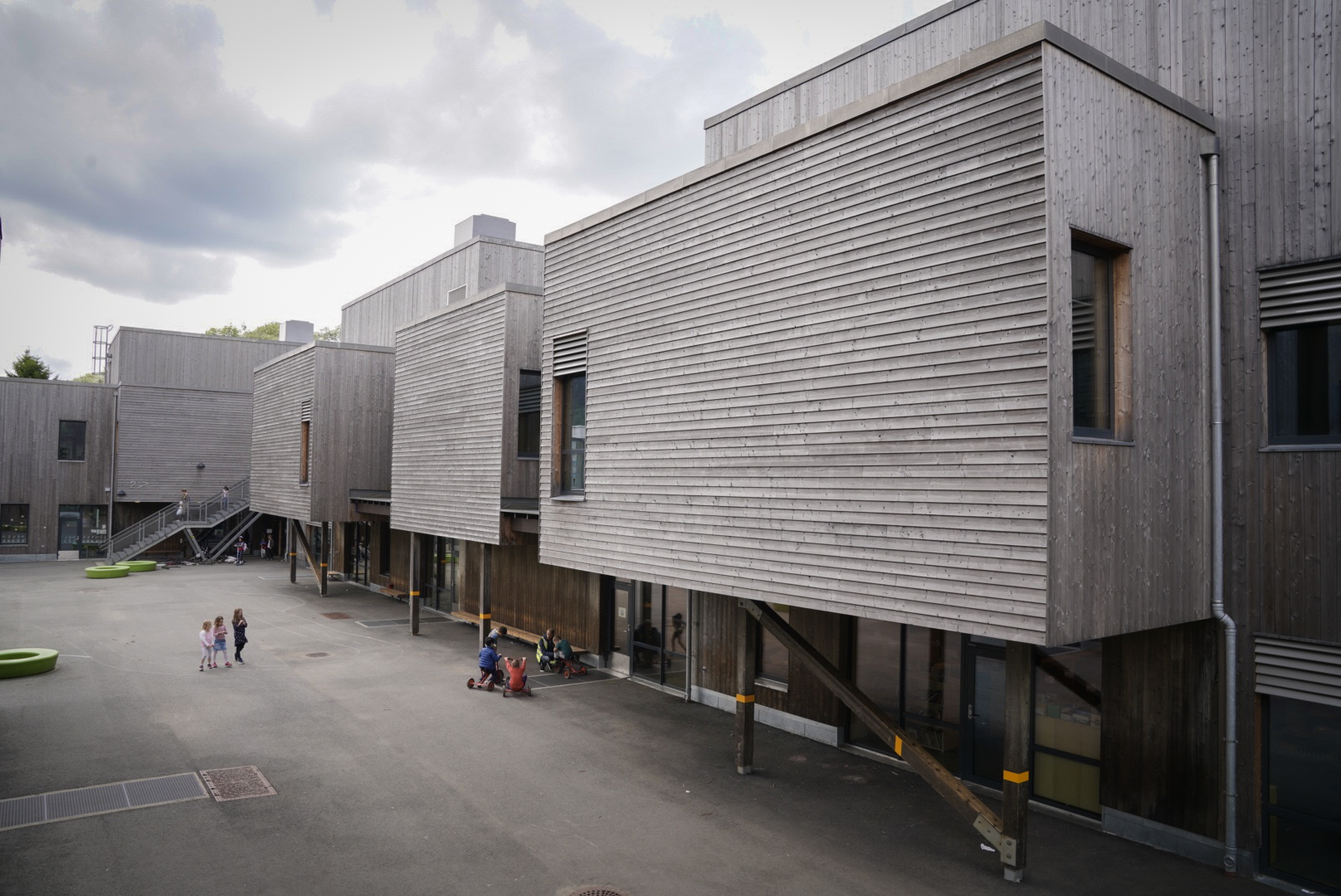 Bygget i massivtre og limtre, og kledd med varmebehandlet furu. 