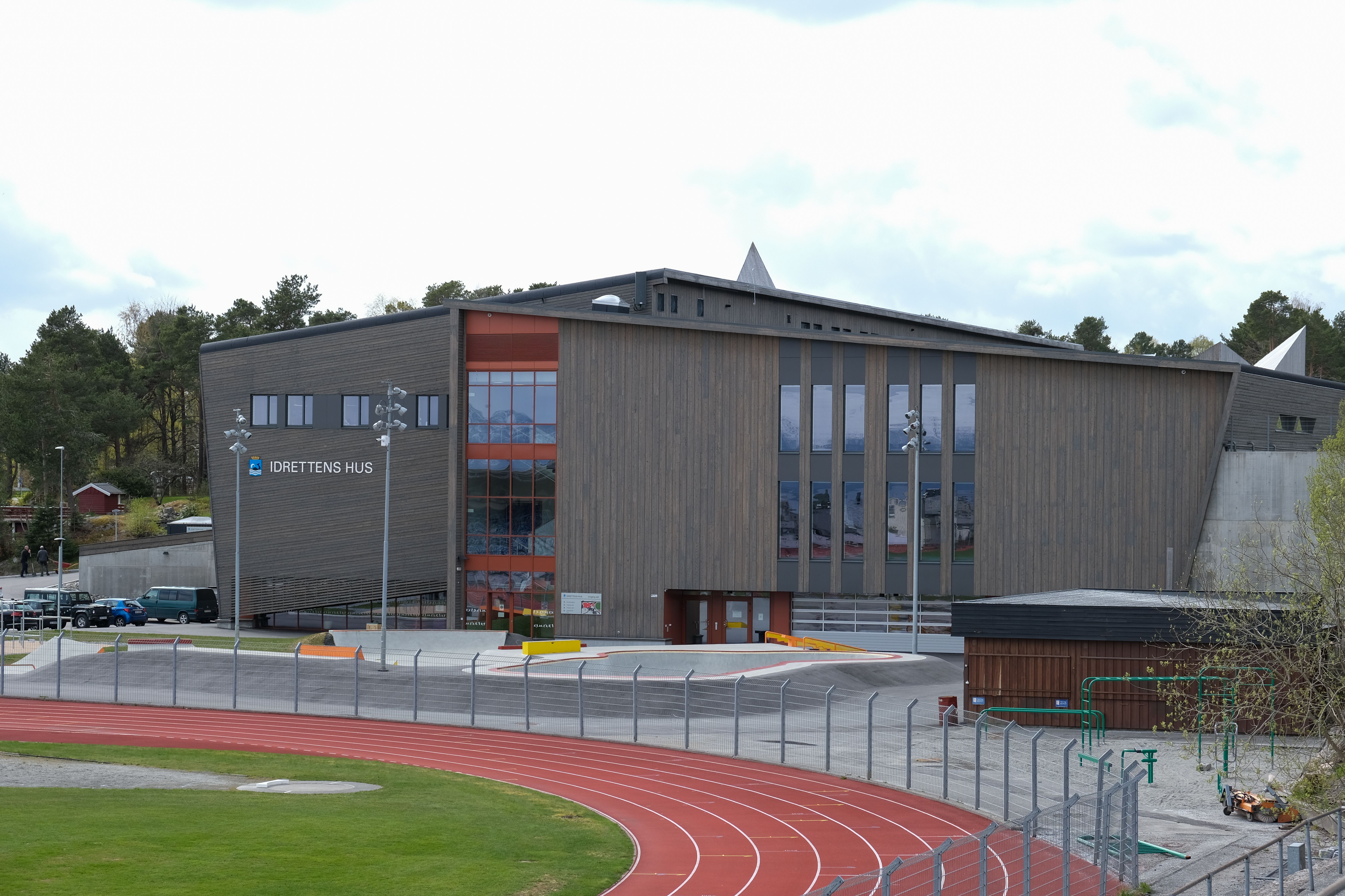 Idrettens hus med løpebanene i forgrunnen. 