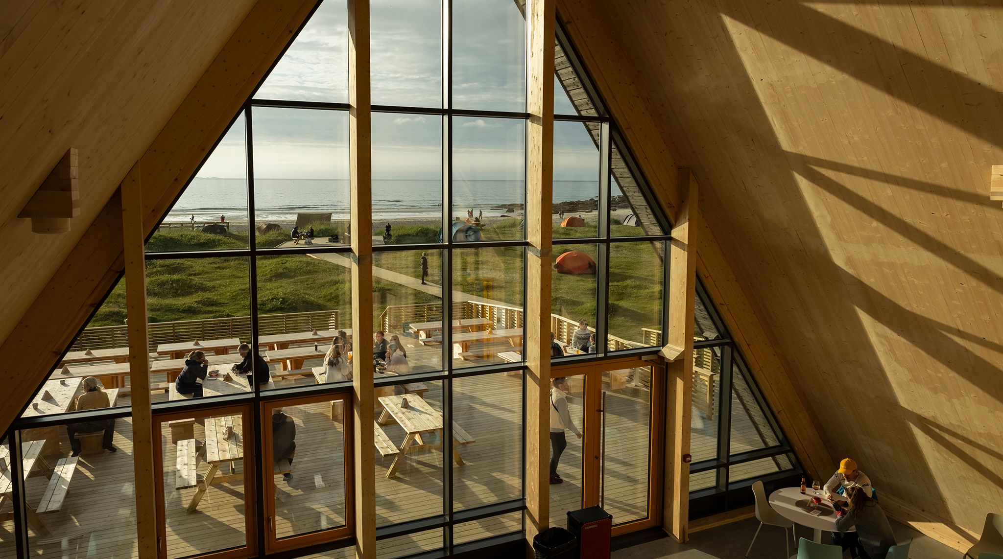 Vinduspartiet i front av Lofoten Beach Bar. 