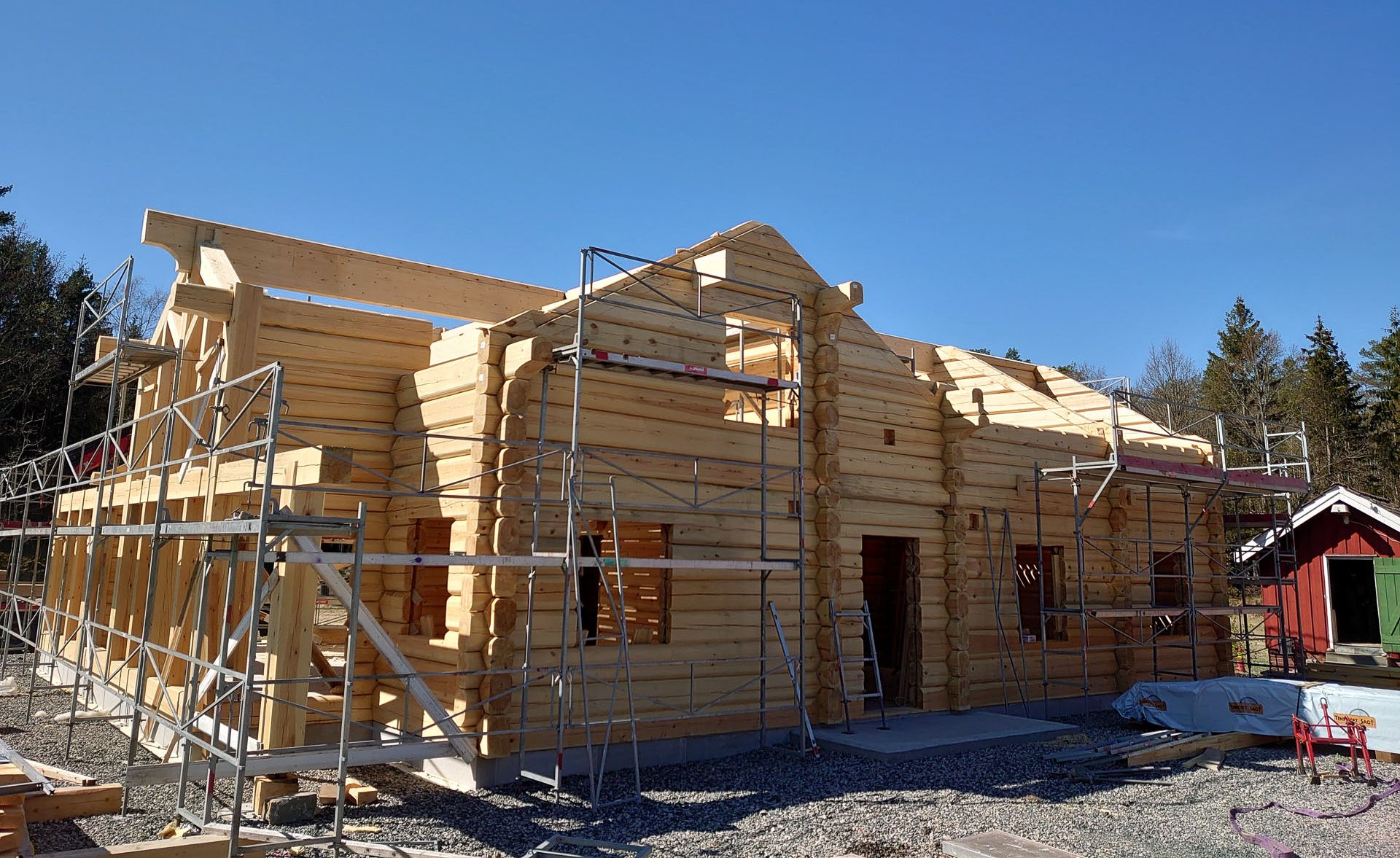 Huset underveis i byggeprosessen. 