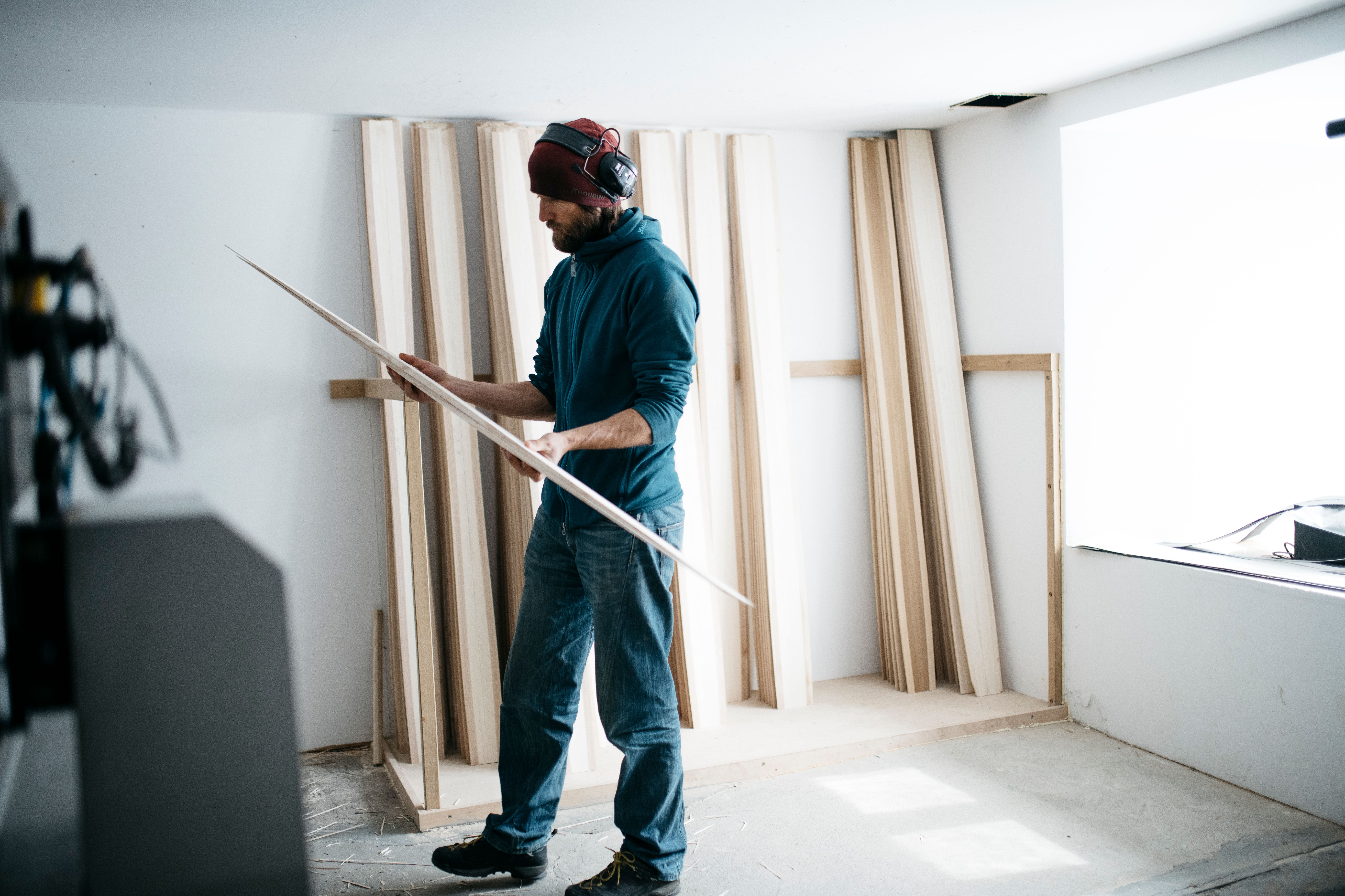 Endre Hals viser frem treverket