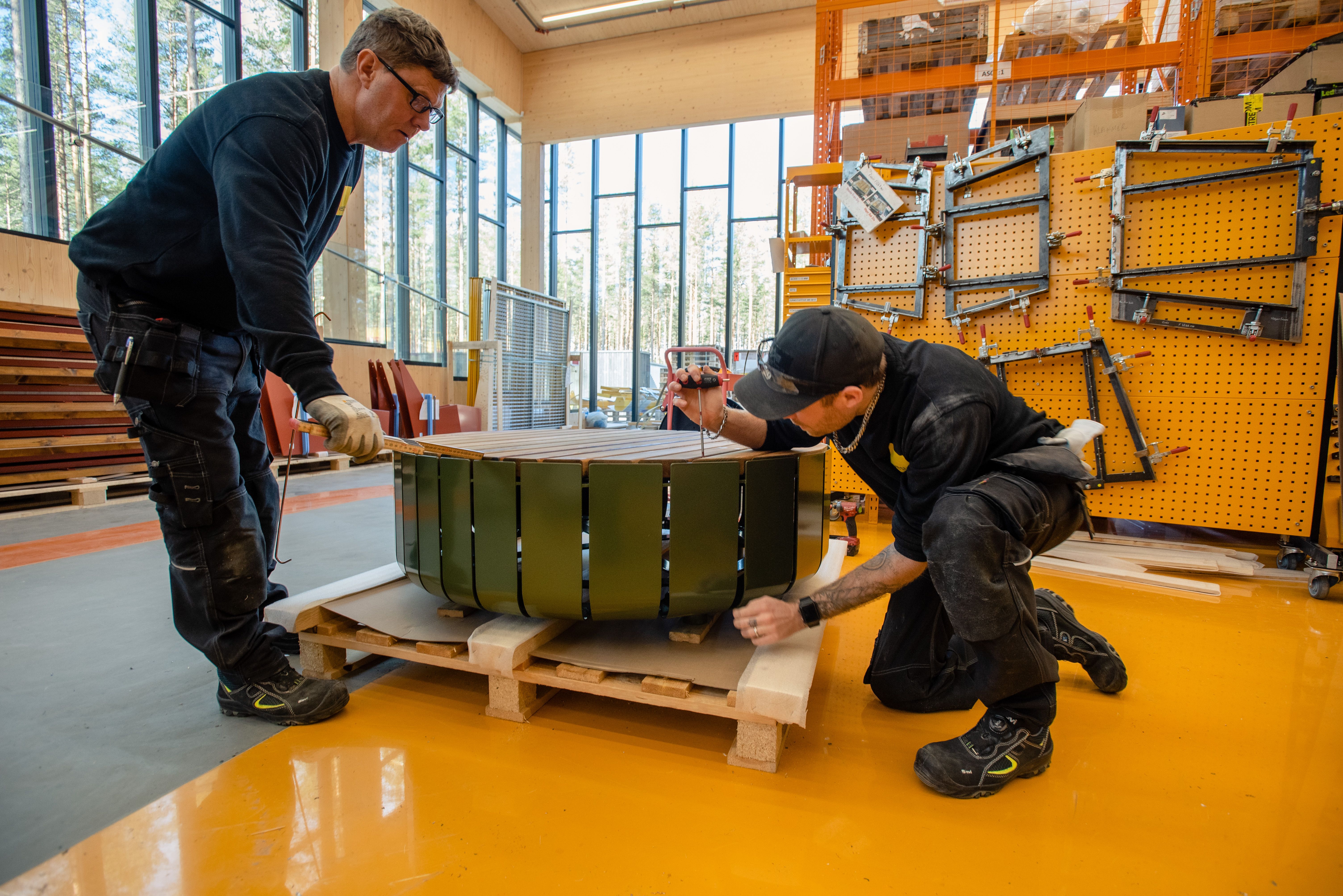 I fabrikken produseres utemøbler. 