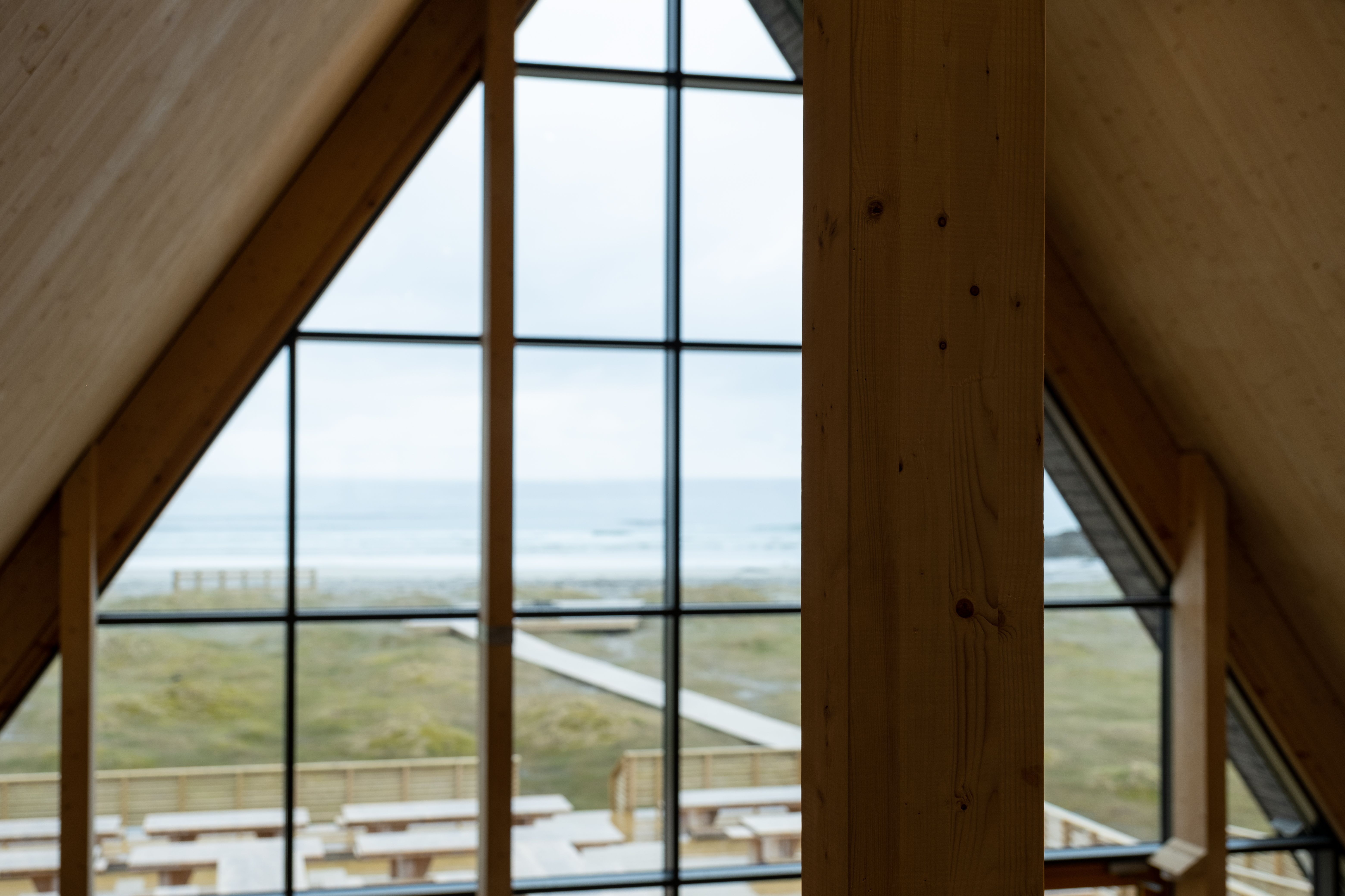 Bilde ut av vinduet i andre etasje fra Lofoten Beach Bar. I bakgrunnen ser du stranden. 