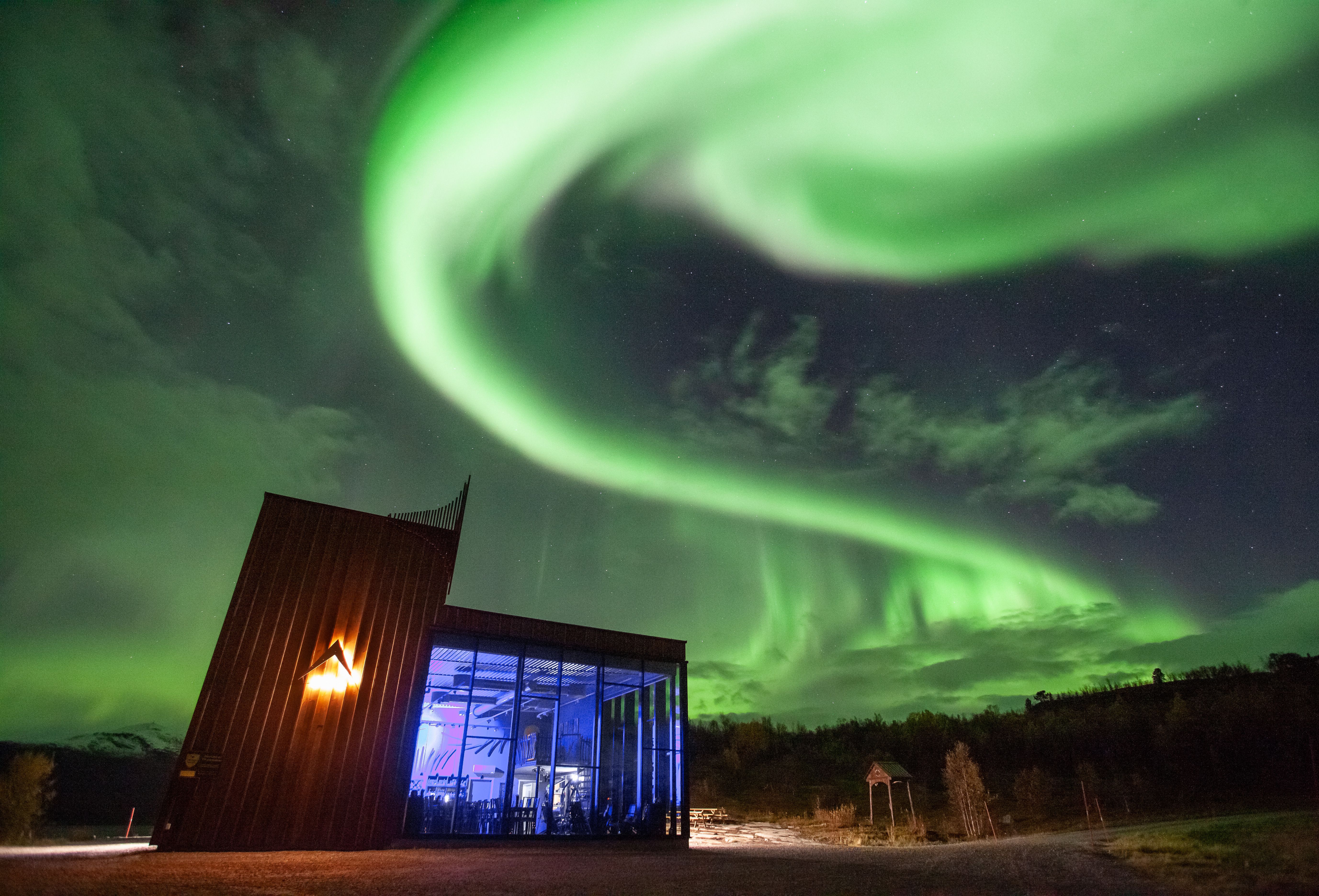 Verdens nordligste destilleri, Aurora Spirit badet i Nordlys. 