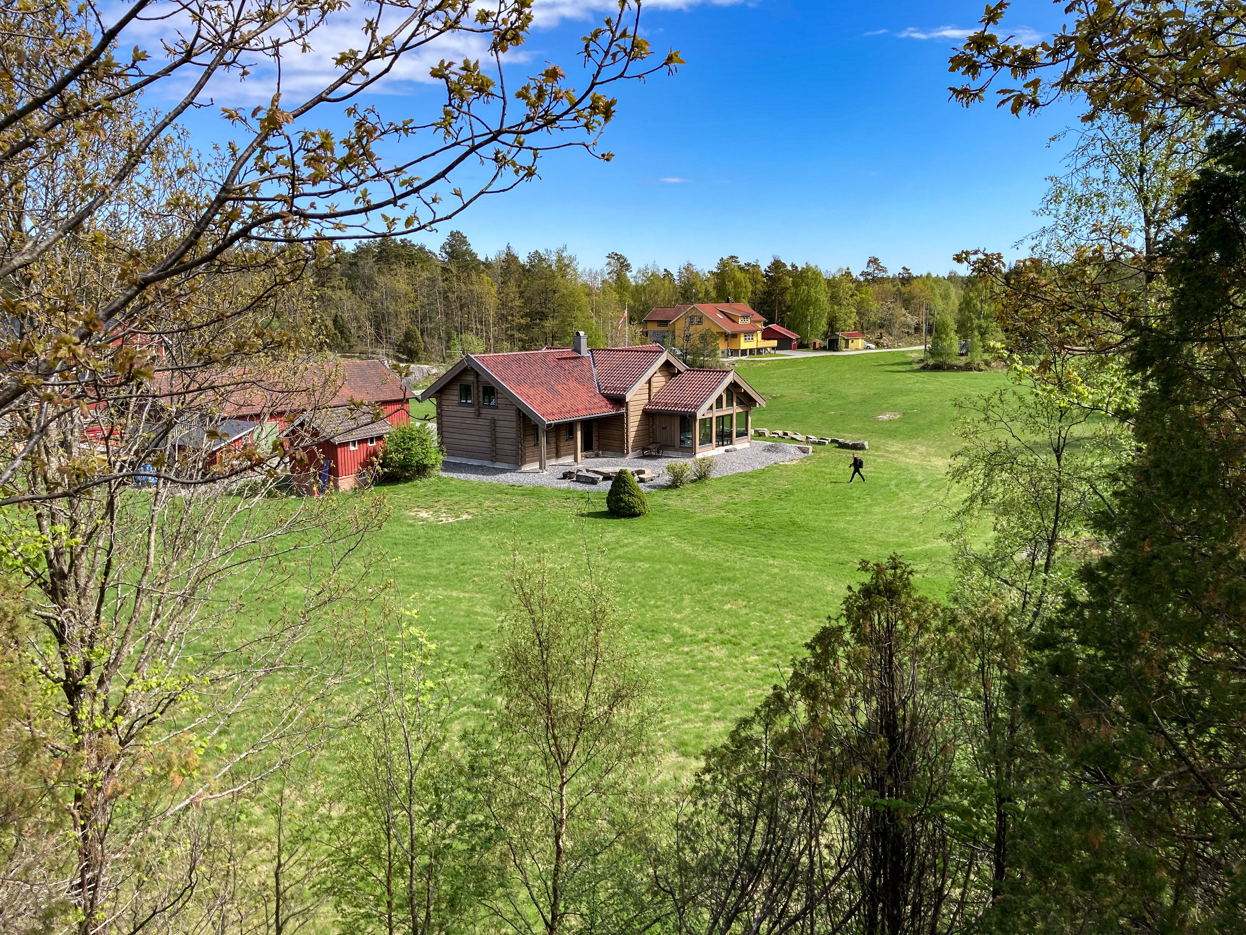 Vi ser huset litt unna 