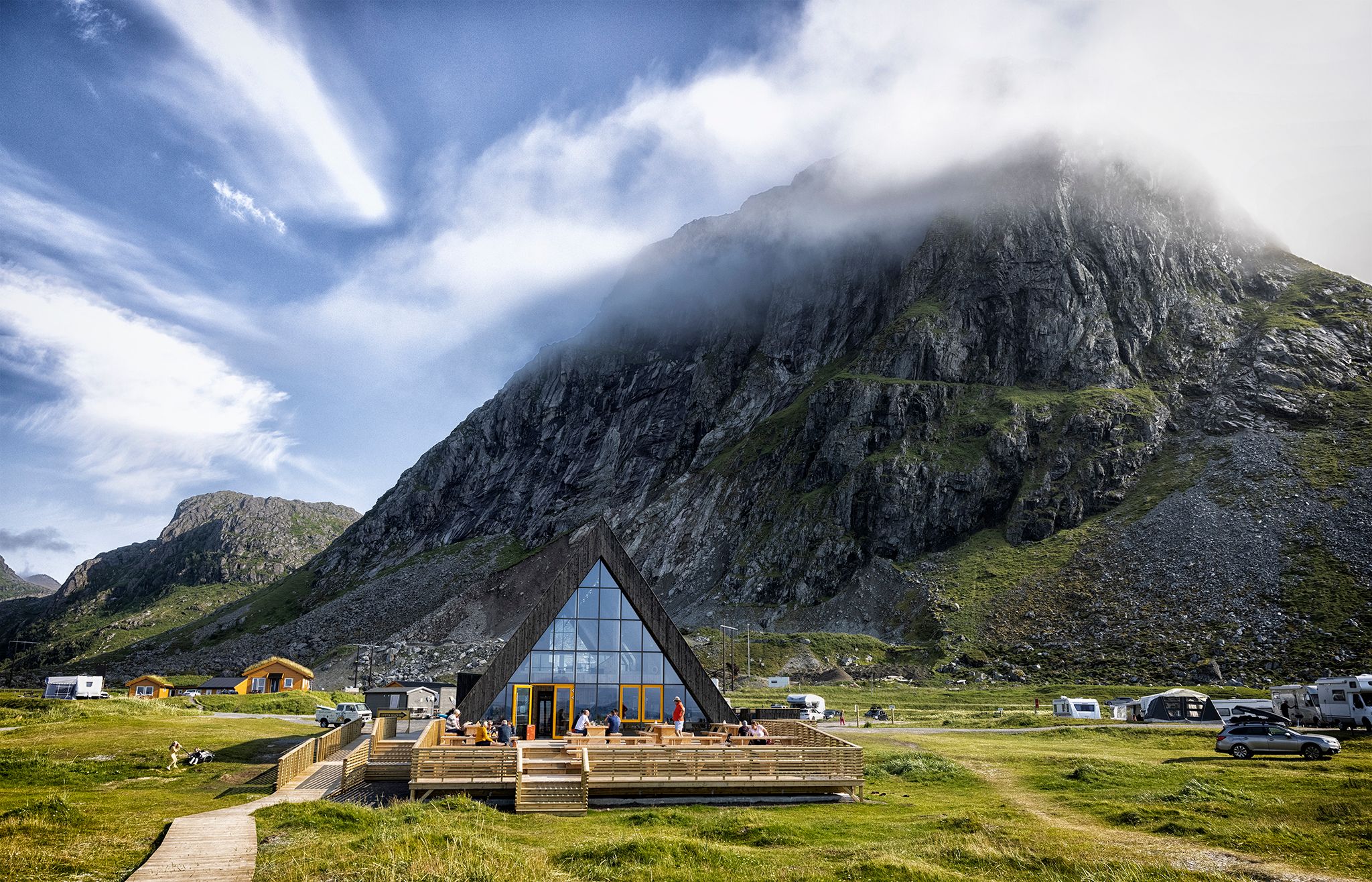 Lofoten Beach Bar sett fra straden. 