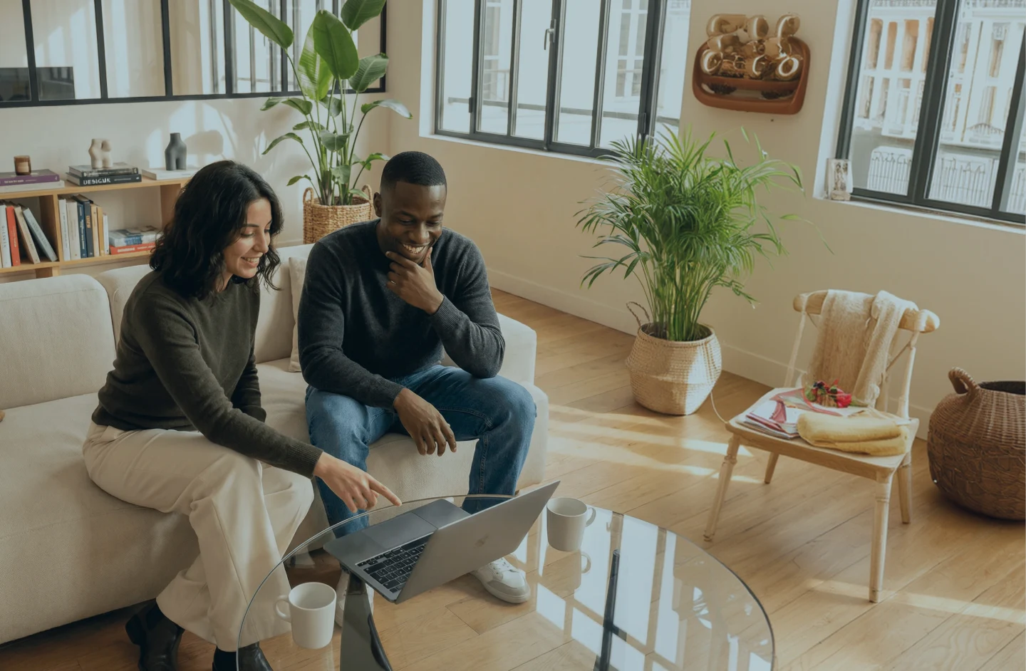 Dirigeant consultant des indicateurs RH et de paie sur un ordinateur portable