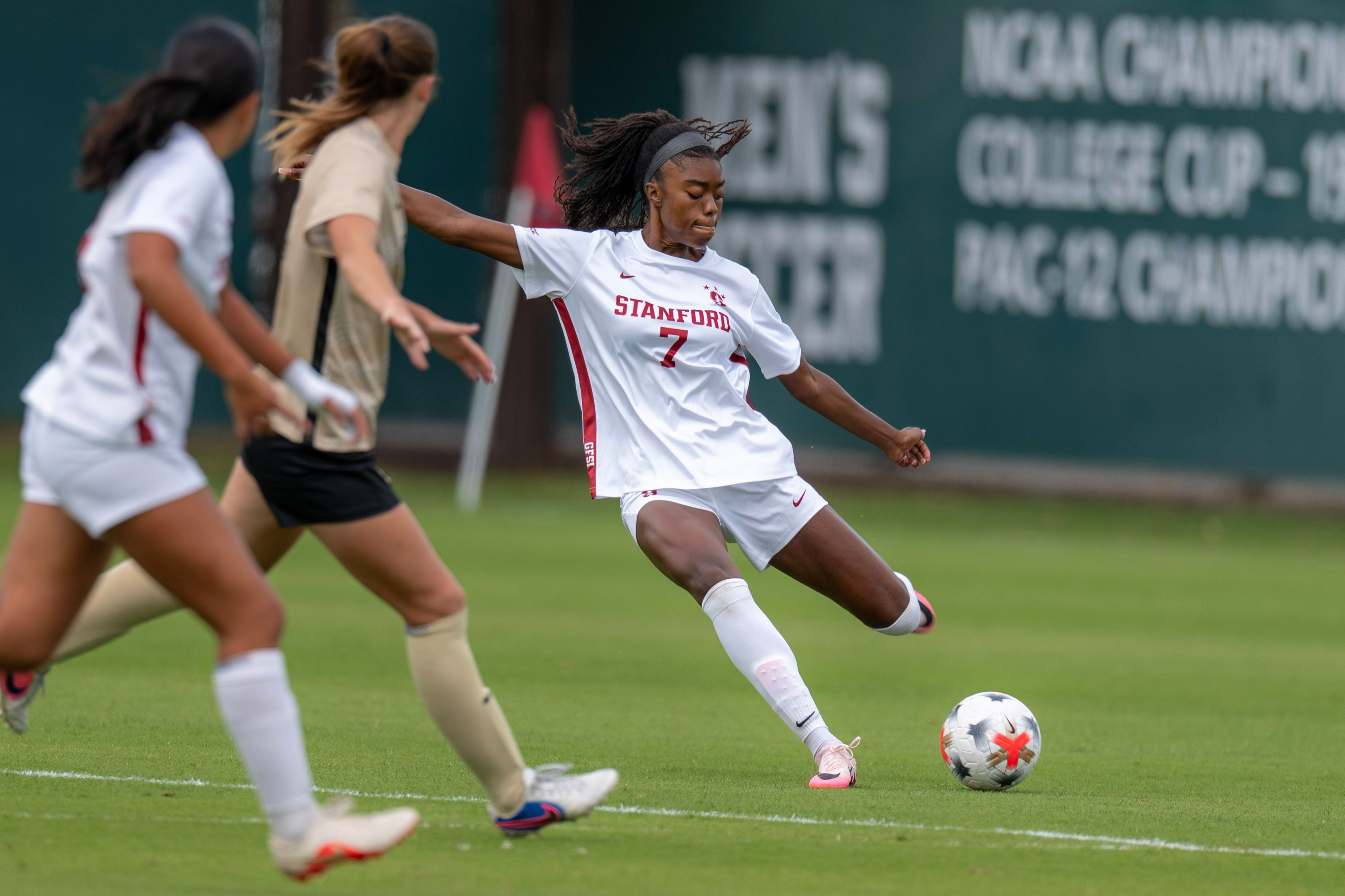 Photo Credit: Ellen Levy (@ellen.levy) – Lizzie Boamah was named ACC defensive player of the week for her game against Wake Forest
