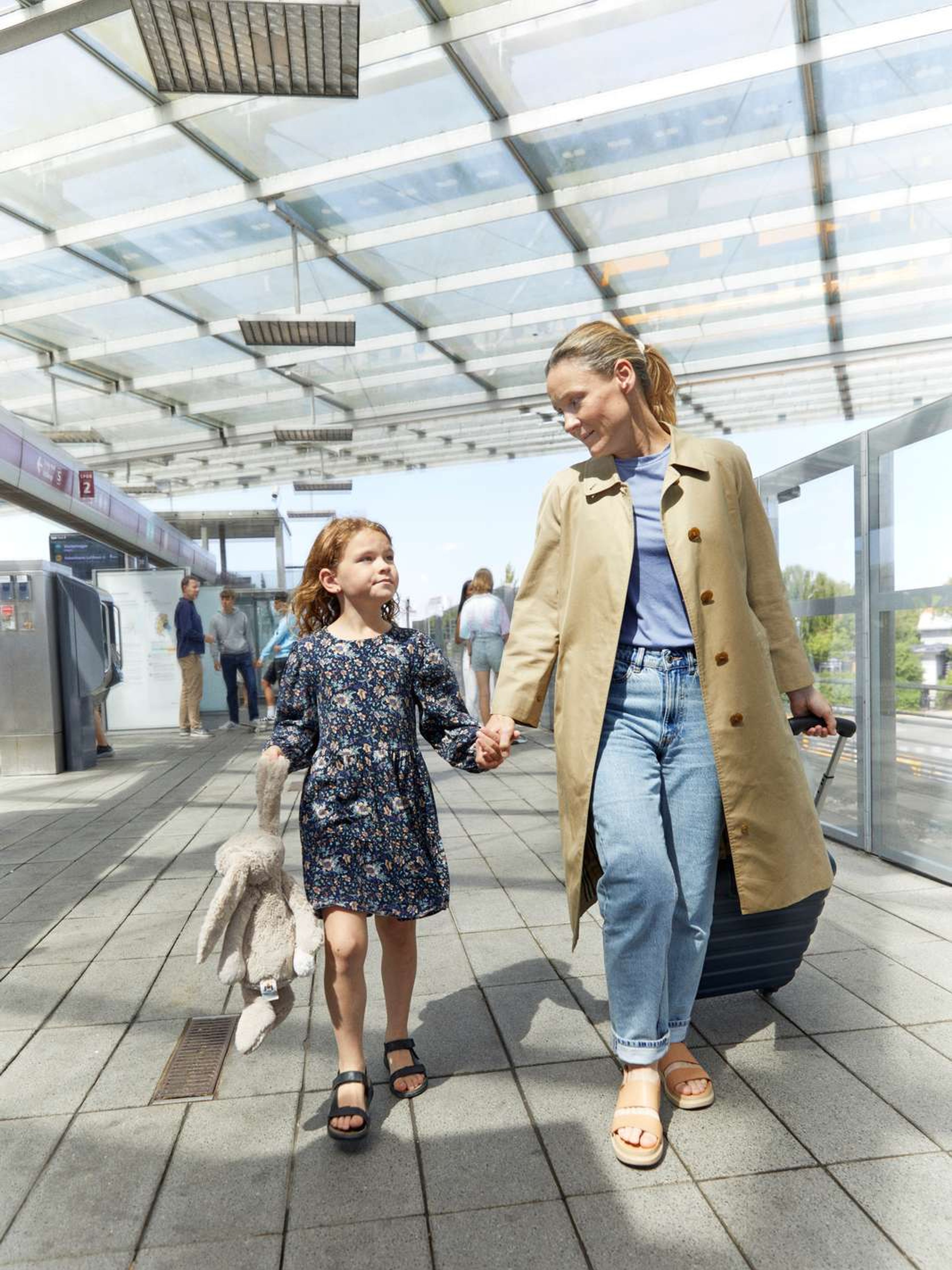 Mutter und Tochter fahren mit der U-Bahn