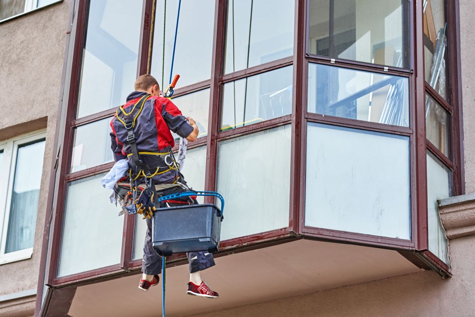 The Benefits of Choosing Local Window Cleaning Services Over National Chains