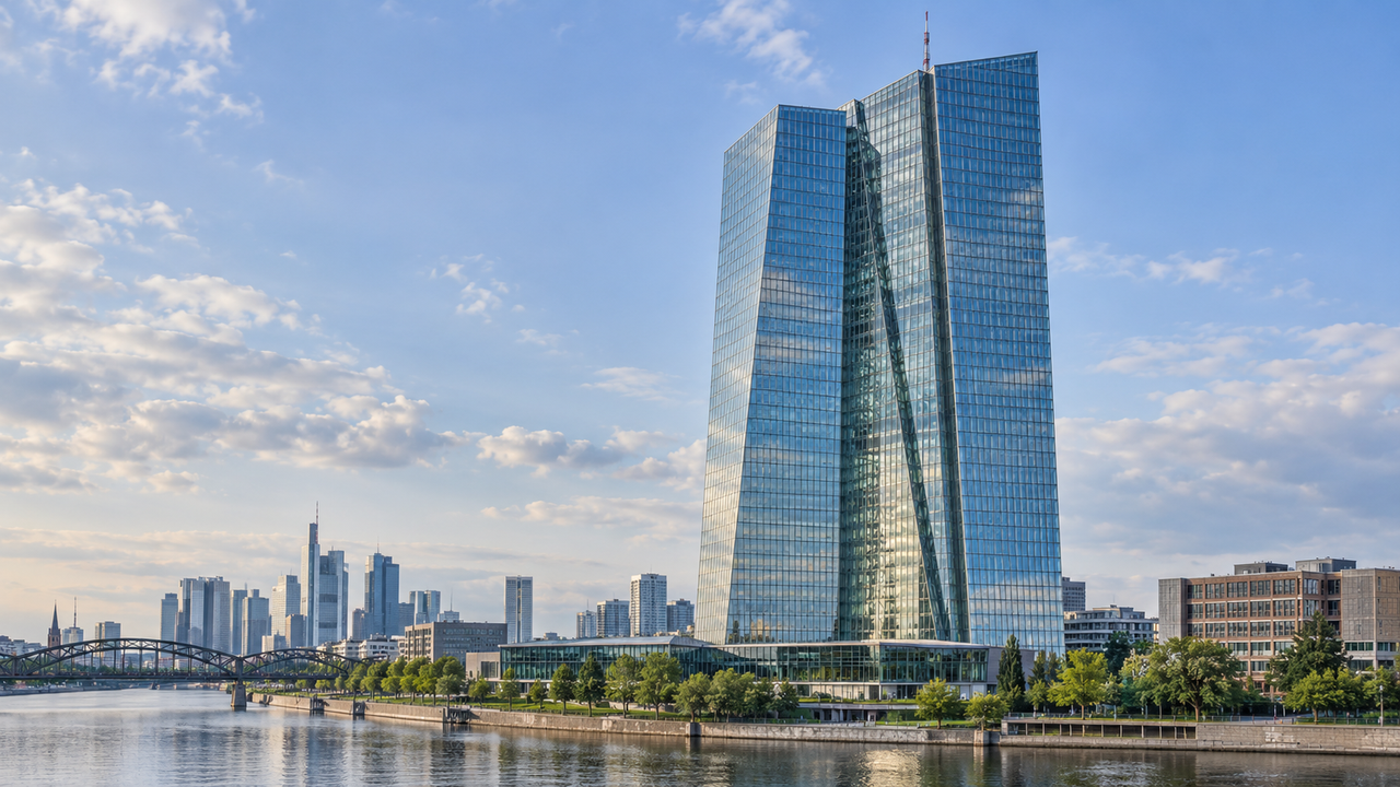 Edifício do Banco Central Europeu, em Frankfurt, visto do rio Meno, com o centro financeiro da cidade ao fundo