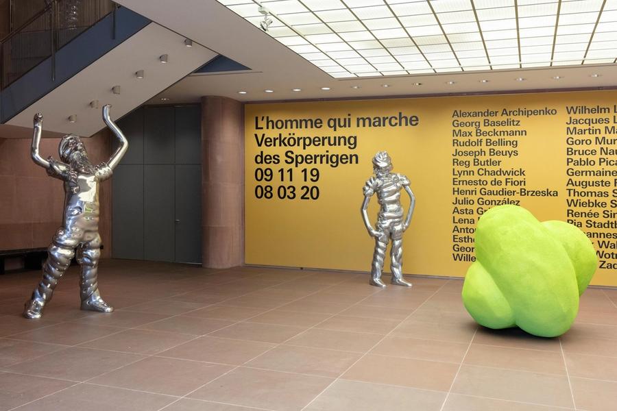 Featured Image (Installation View) of exhibtion: L’homme qui marche – Verkörperung des Sperrigen