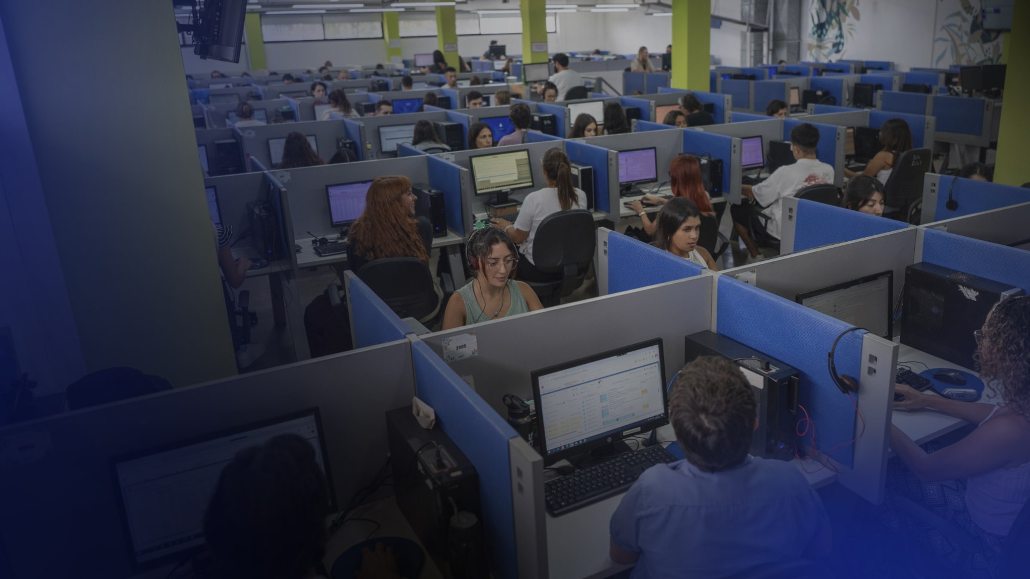 Agentes de atención al cliente en operación omnicanal