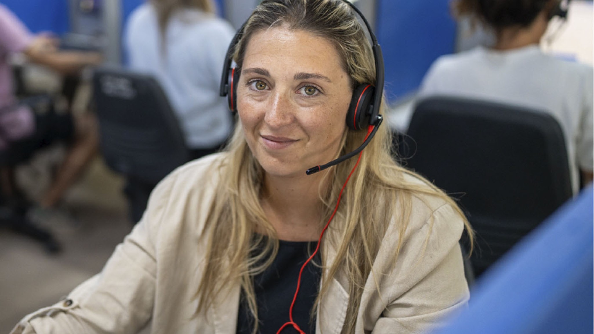 Equipo de GSA BPO ejecutando una campaña multicanal de encuestas masivas