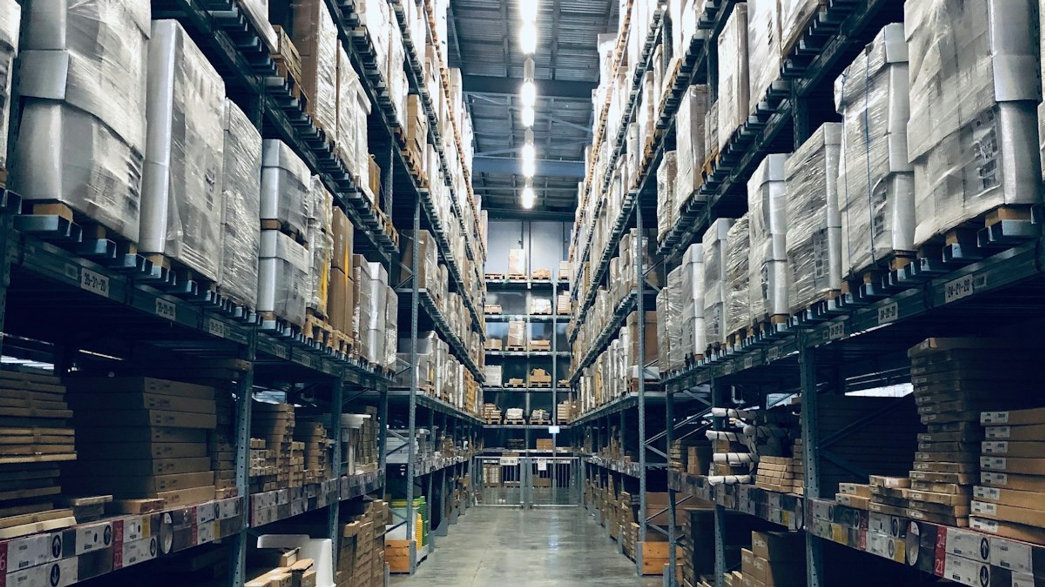 Interior de nave de almacenamiento logístico industrial