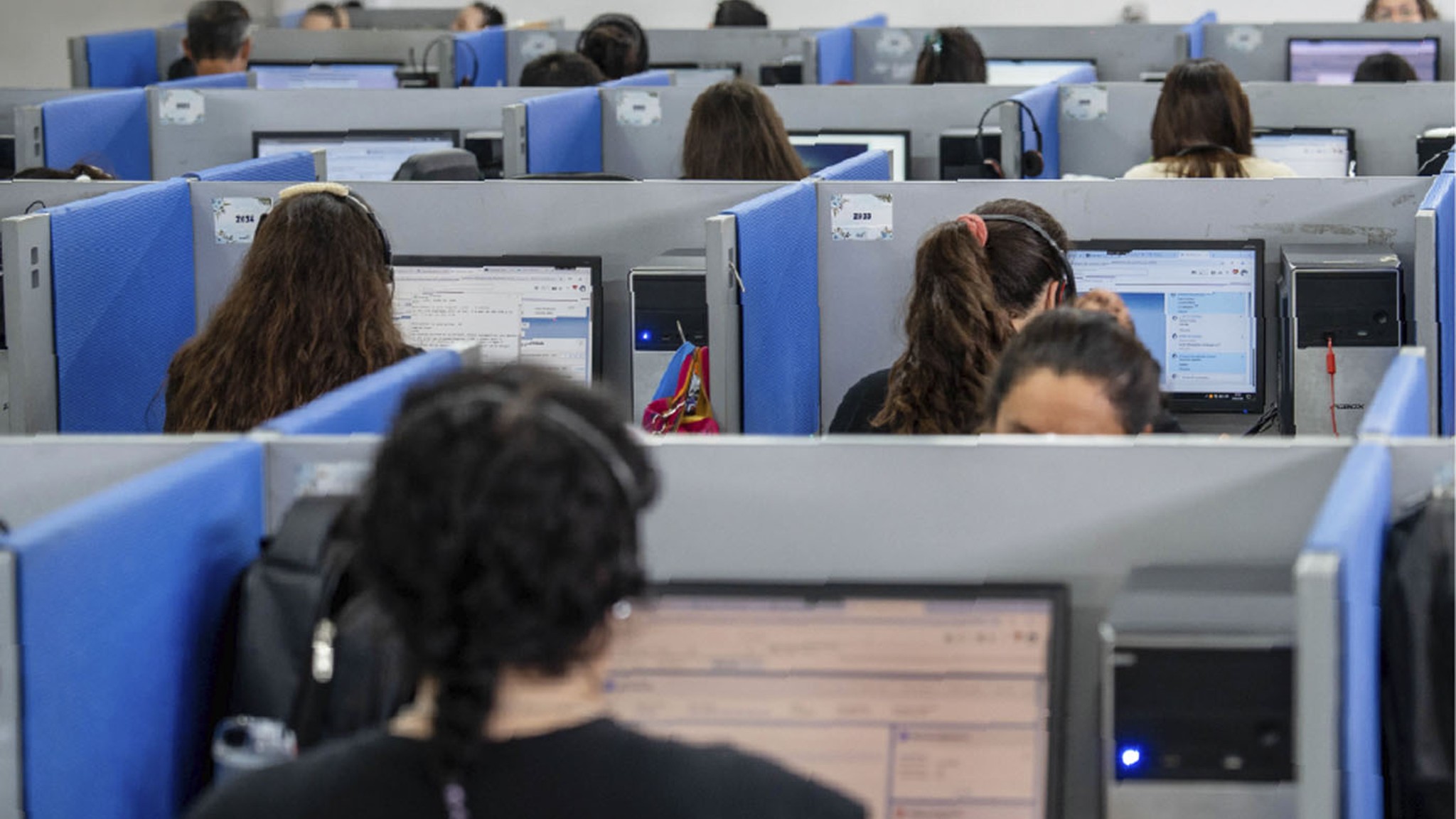 Especialistas en cobranzas de GSA BPO recuperando morosidad