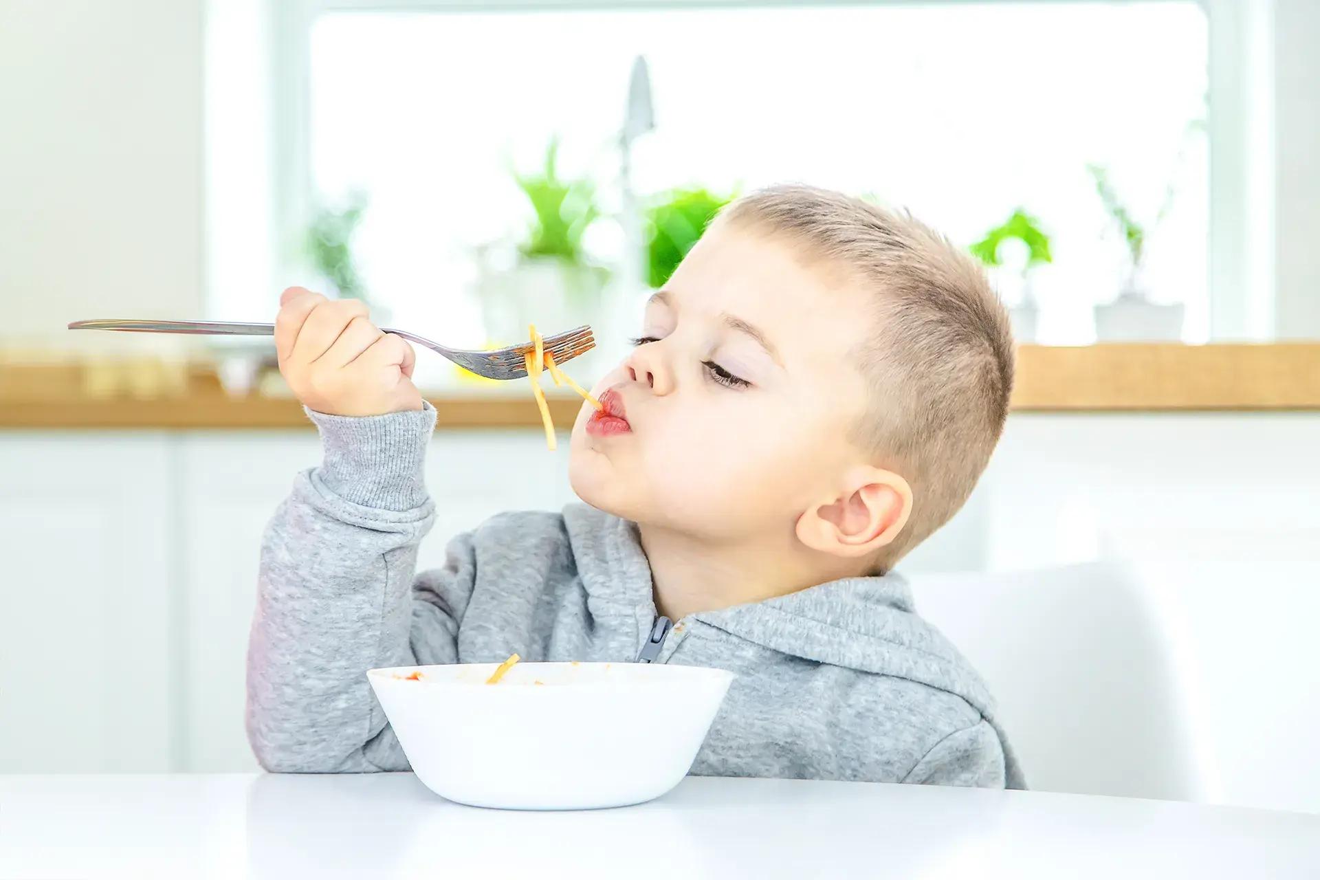 дете се храни 