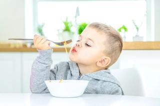 дете се храни
