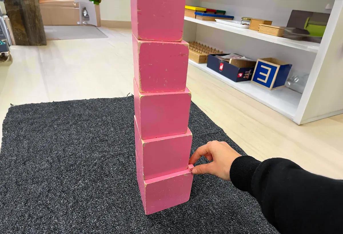 розови кубчета с различна големина подредени под формата на кула