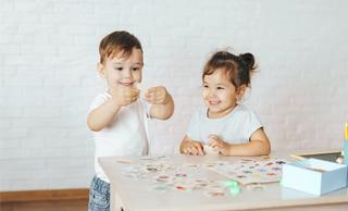 две деца играят