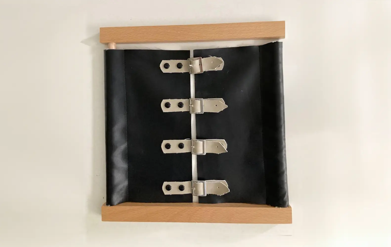 Черно-бежова монтесори рамка с каишки и катарами