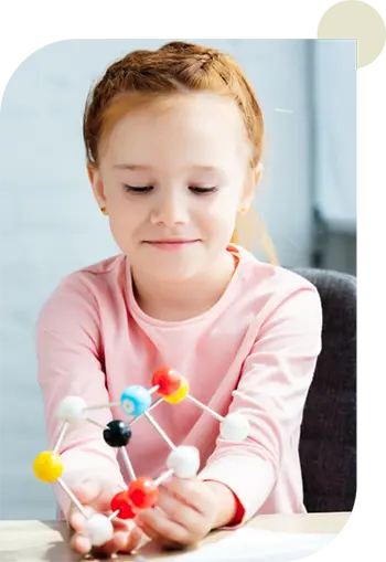 Монтесори възпитание - дете играе с математически играчки