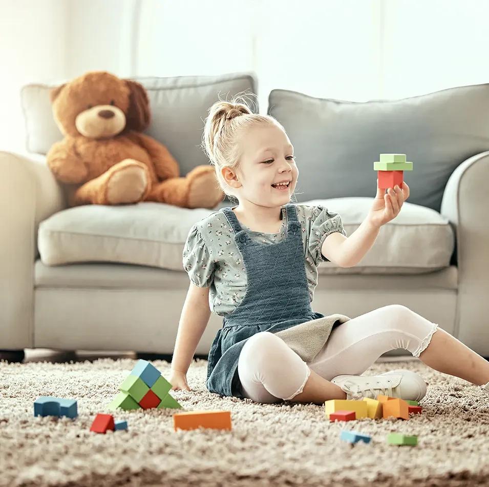 Дете си играе с монтесори играчки