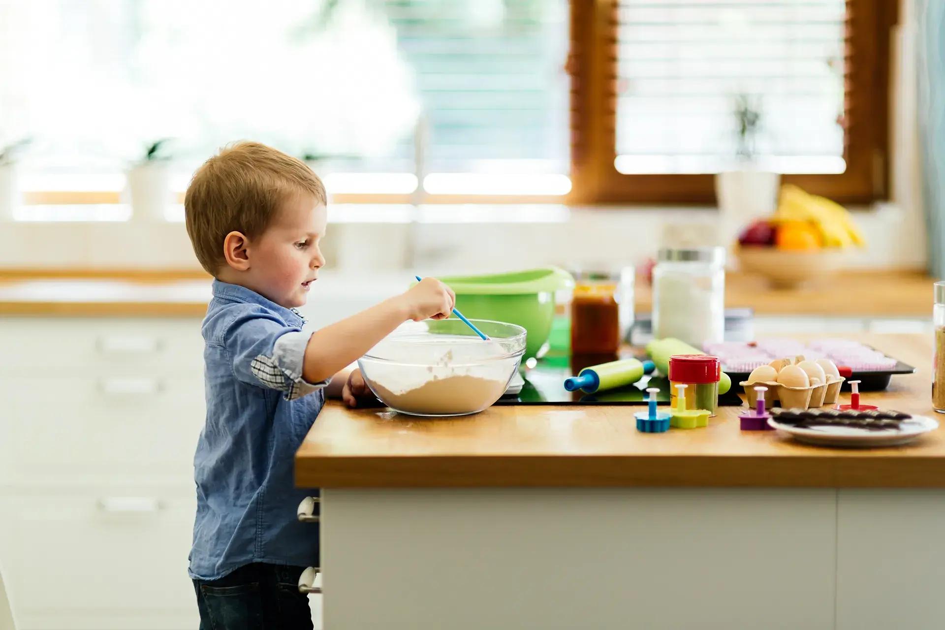 Момченце разбърква с лъжица