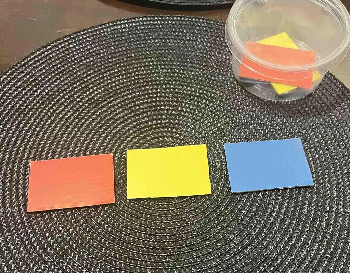 три броя цветни плочки - червено, жълто и синьо