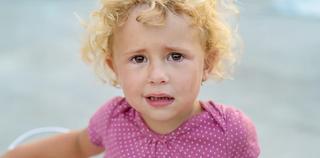 малко дете с руса коса и тъжно изражение