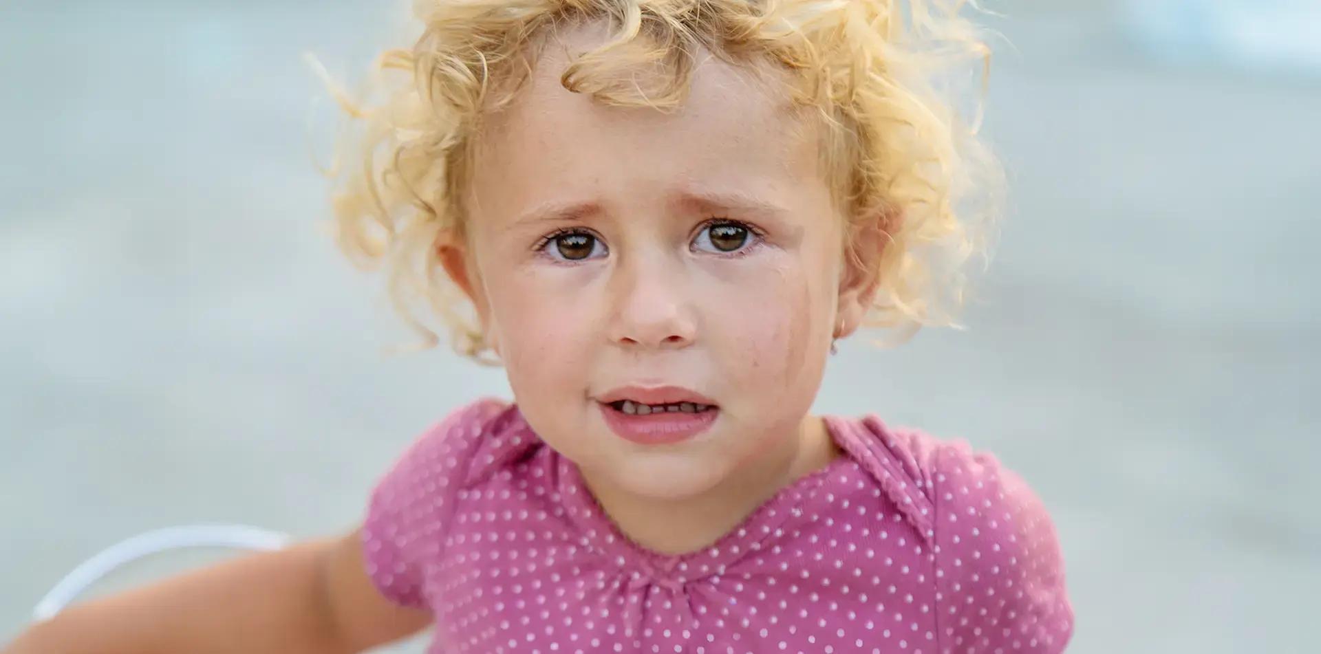 малко дете с руса коса и тъжно изражение