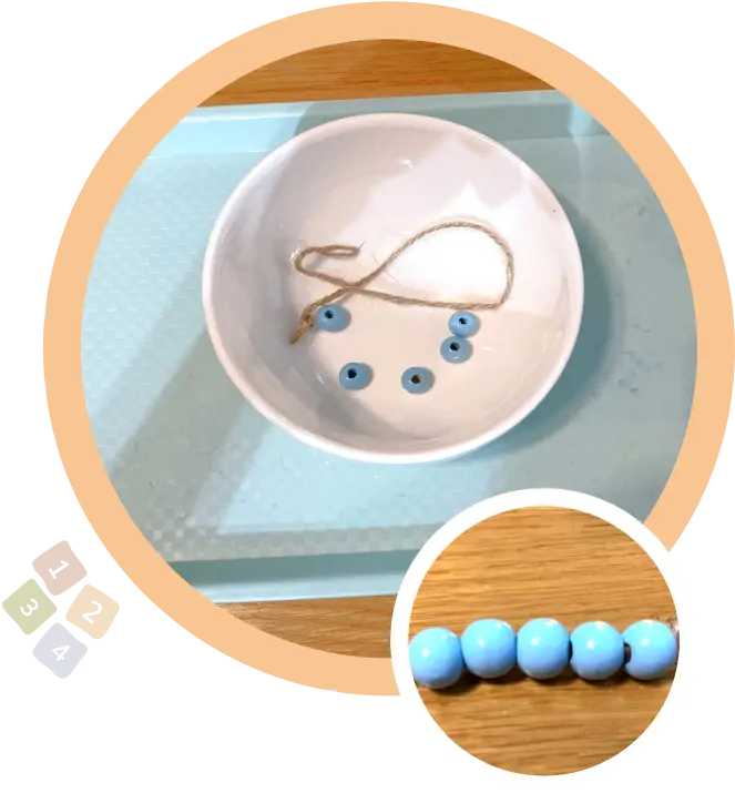 Мъниста и връв в купа