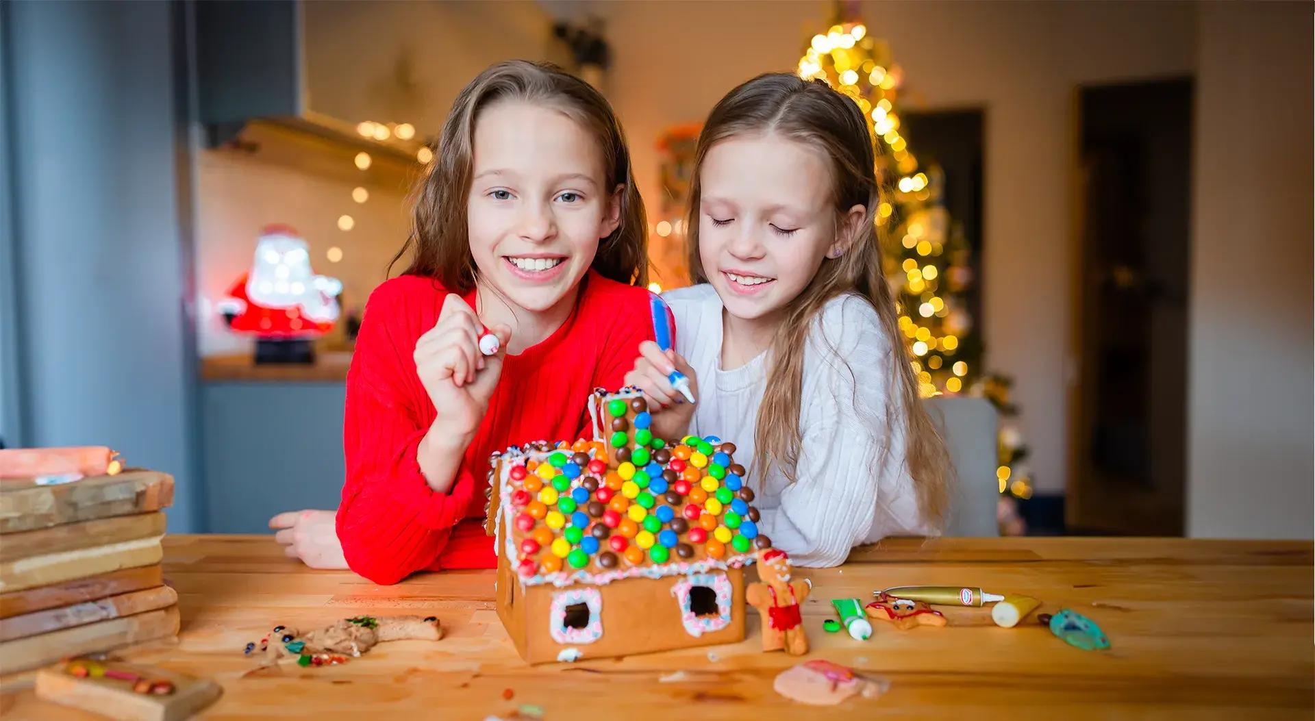 усмихнати деца правят коледна украса