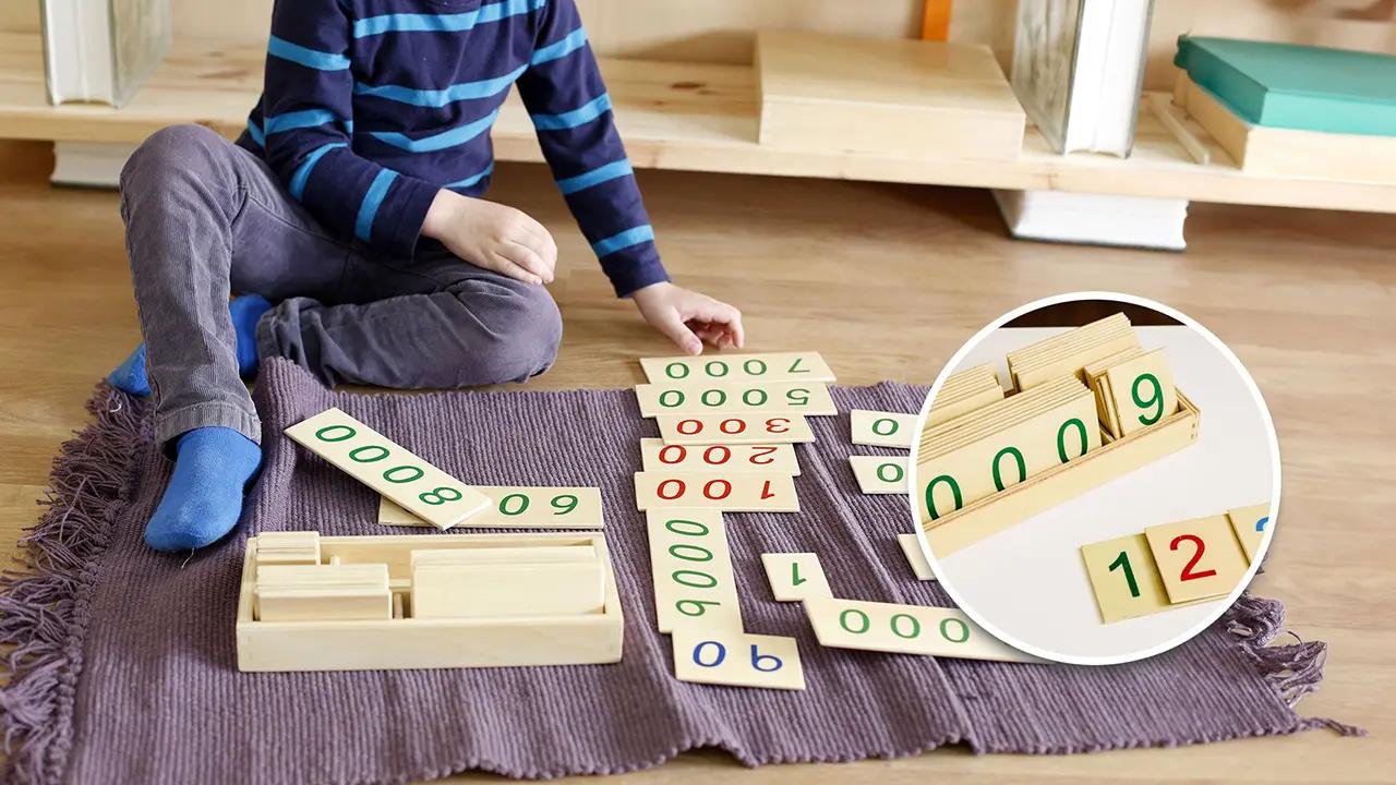 Дете играе с математически образователни дъски за обучение на числа