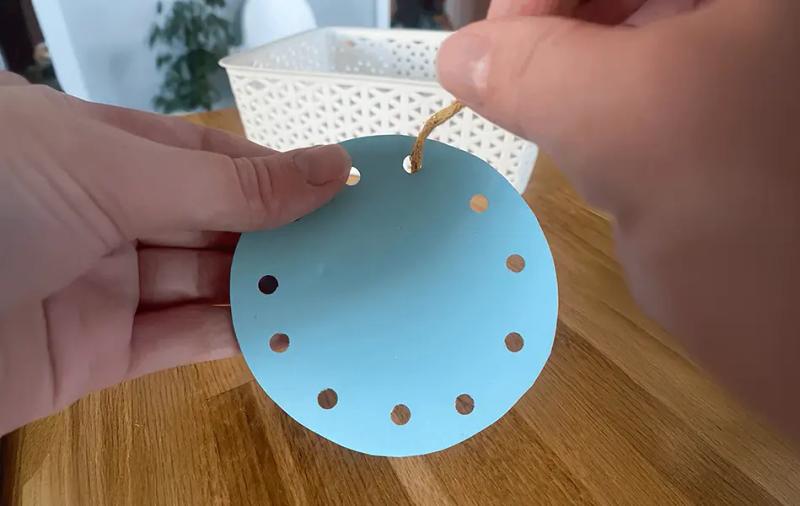 синя кръгла карта за нанизване с връвчица