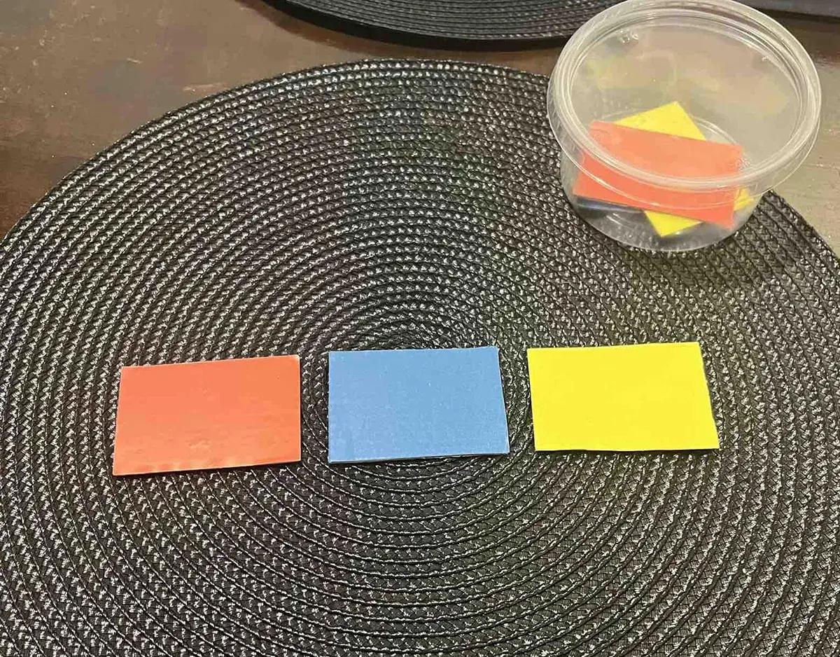 три броя цветни плочки - червено, синьо и жълто