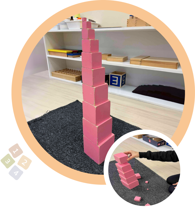 Построяване на кула с розови кубчета