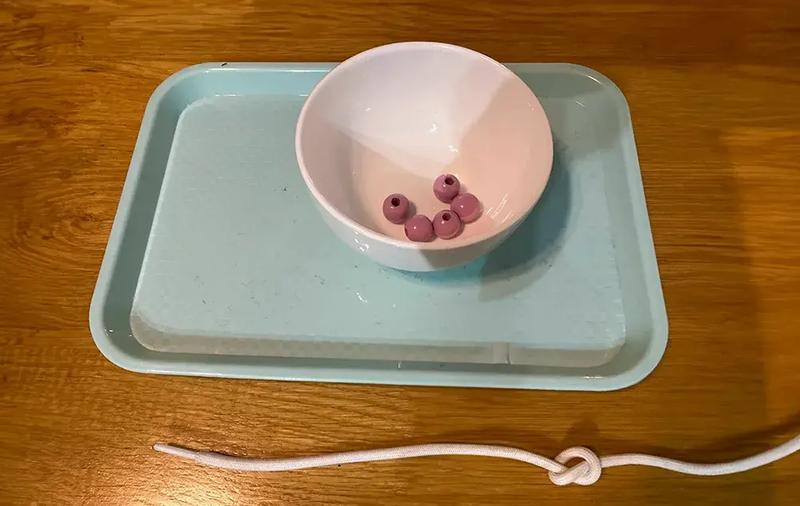 връзка с направен възел и купа с мъниста