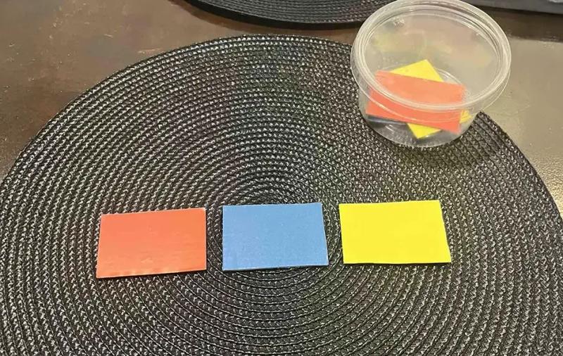 три броя цветни плочки - червено, синьо и жълто