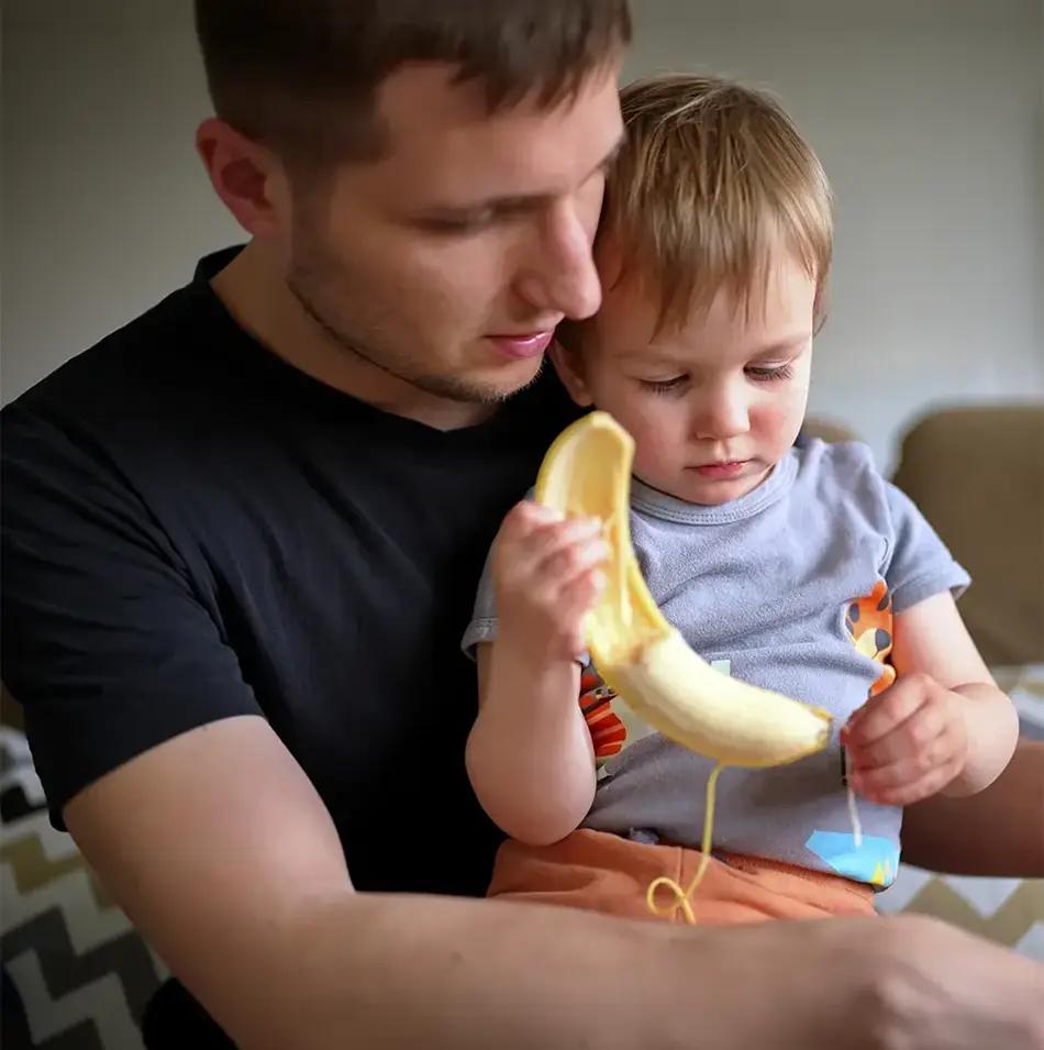 баща и дете белят банан